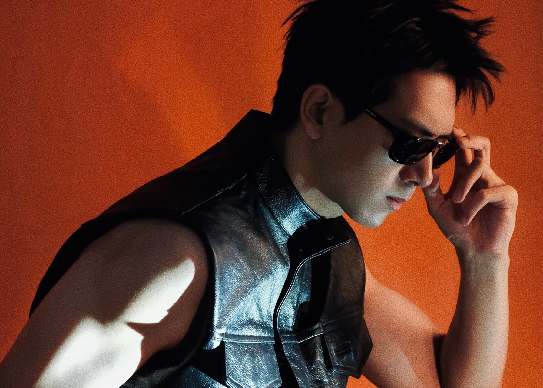 李现无袖皮衣##李现带墨镜嘟嘴# 酷和可爱的反差我都爱#李现