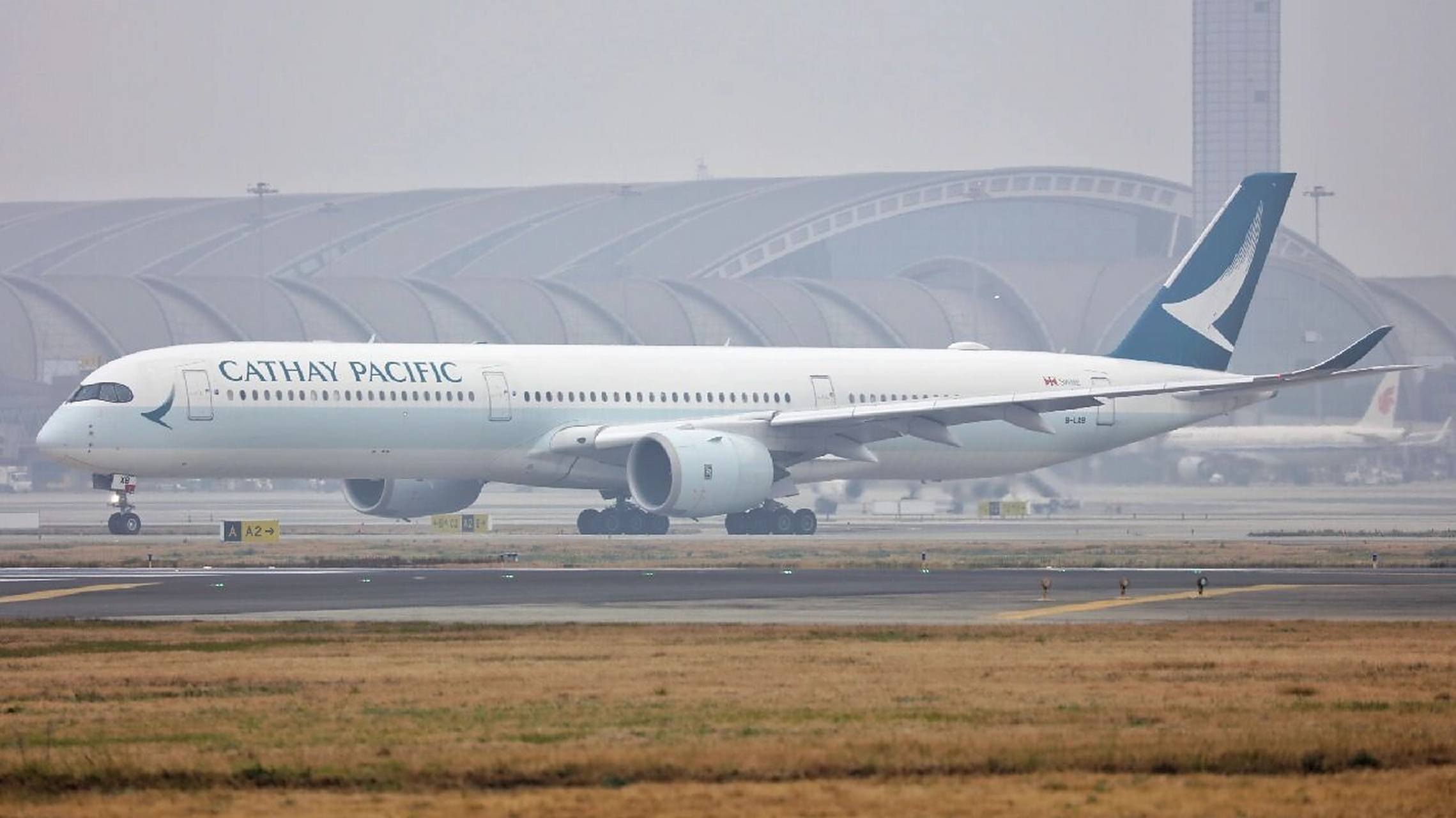 难得一见的国泰航空a350-1041今日备降双流机场,稍作调整过后于16点09