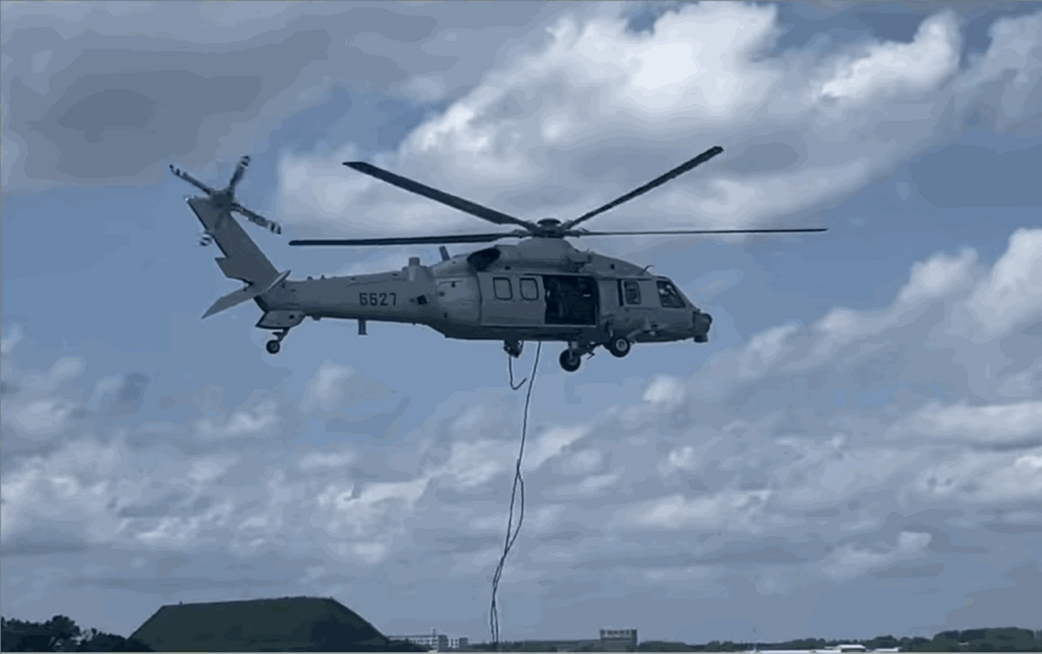 在长春航展上,直-20直升机展示了了一次超低空机动的精彩表演,并协助