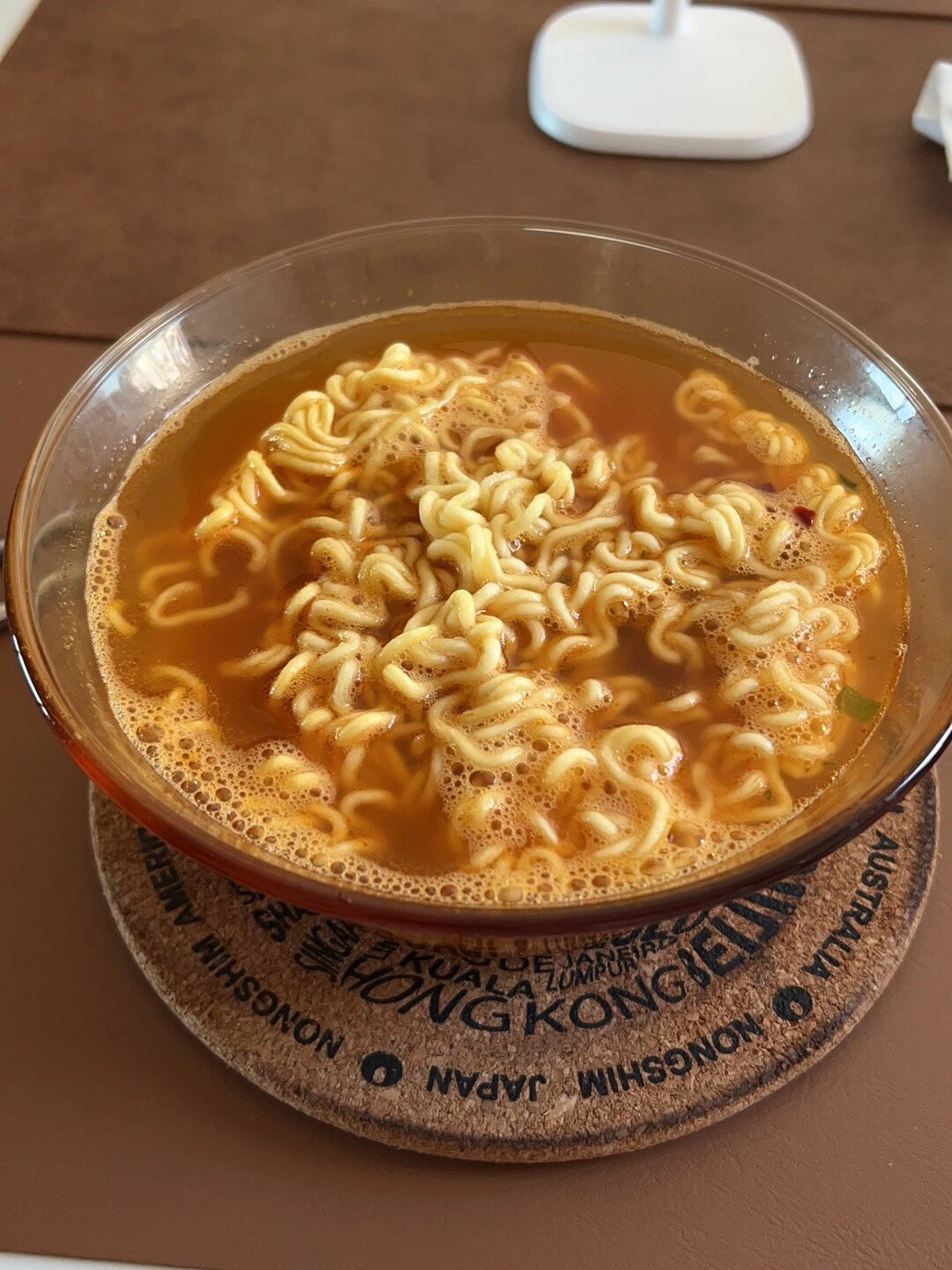 泡面天花板 香菇牛肉味道的辛拉面,开水倒进去,然后微波炉热2分30秒