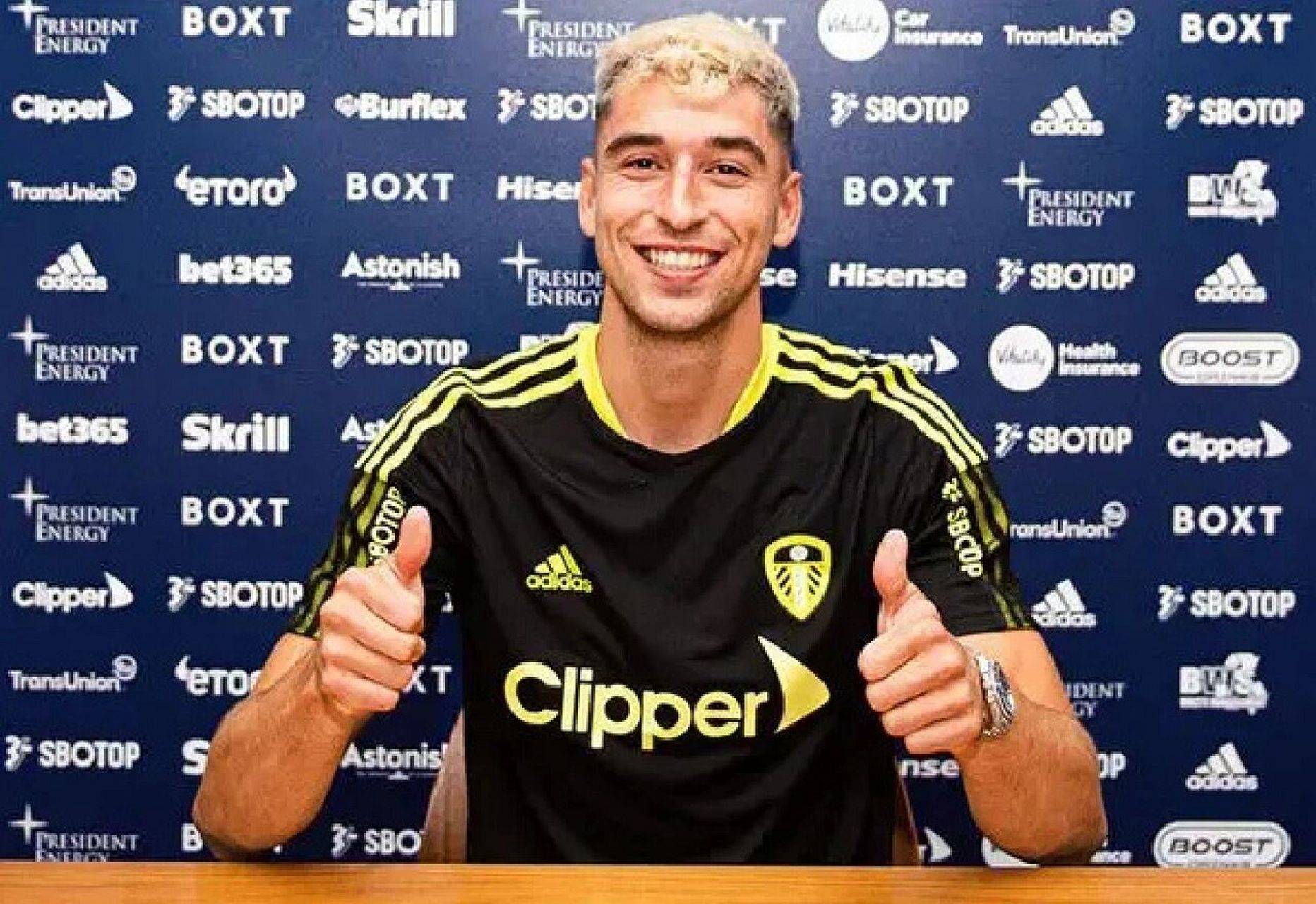 官方:拜仁中场罗卡加盟利兹联,双方签约至2026年.