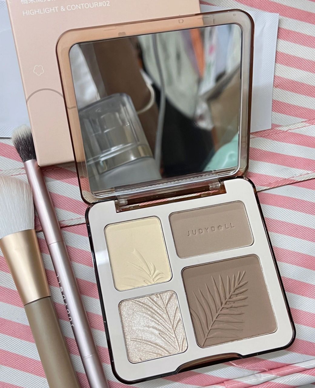 橘朵修容盘02使用感 今天第一次用,没有网上说的粉质粗,那个亮片真的