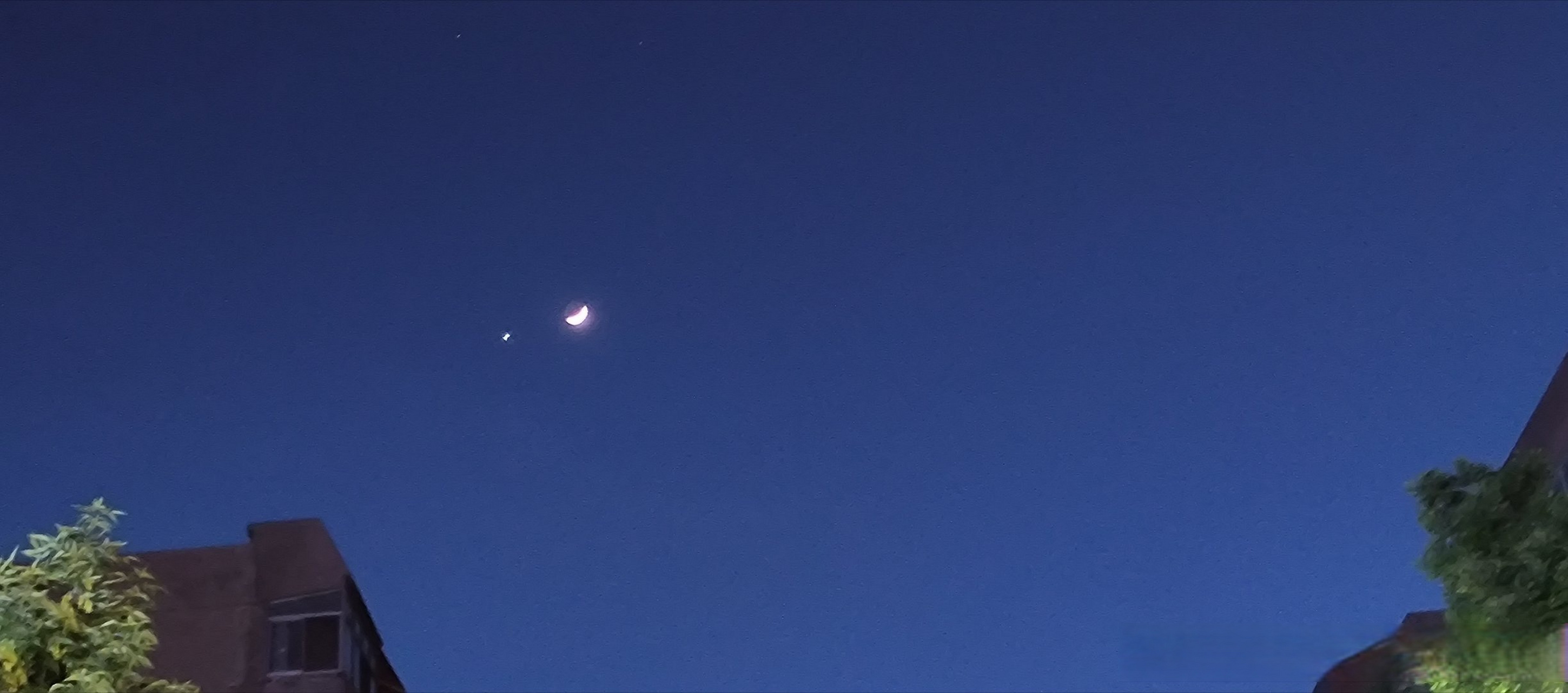 金星伴月 今夜,月明星稀,但是,月亮仿佛多了一份陪伴!