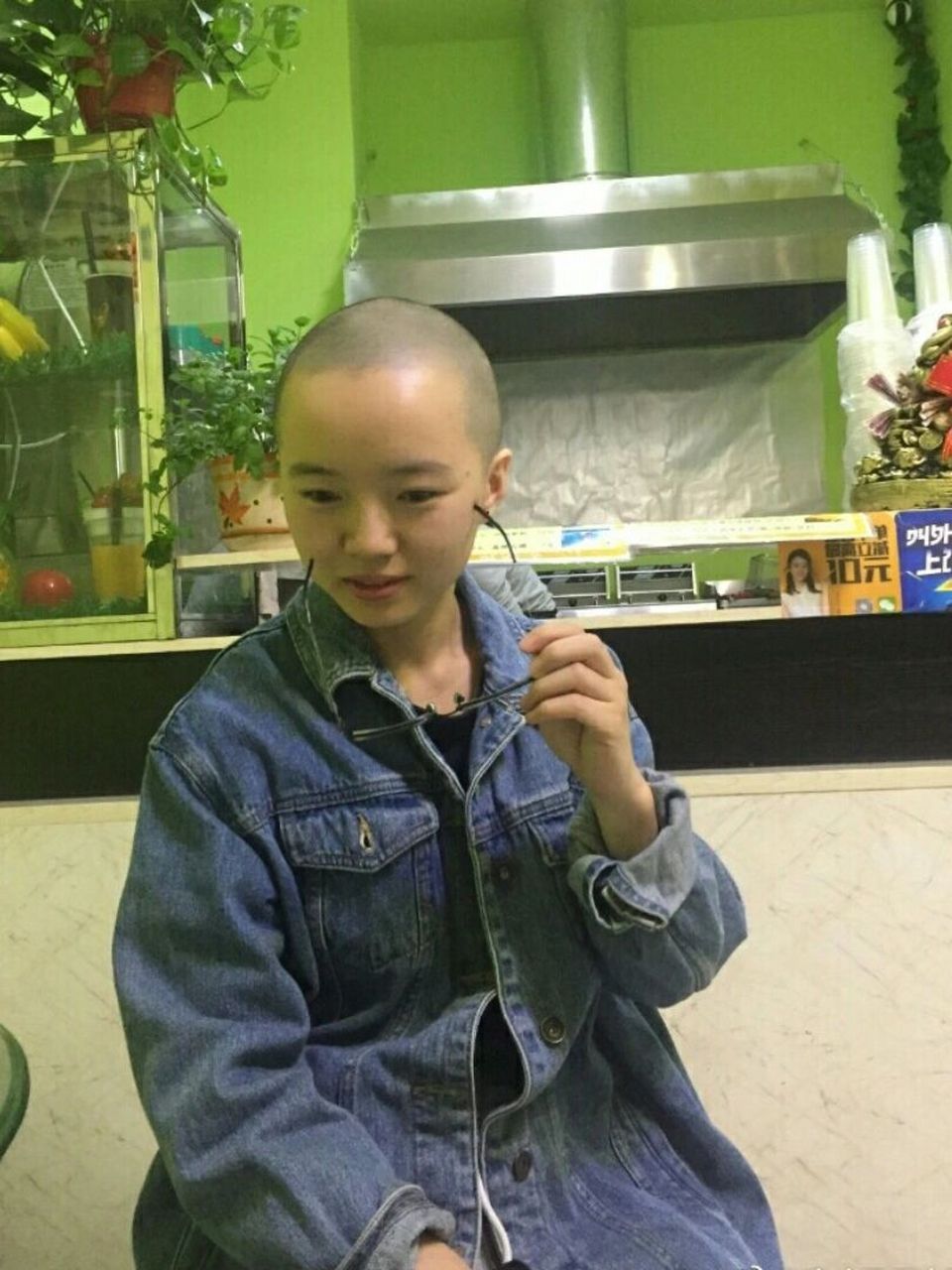 发型实验|寸头女生的六个月    寸头女生 第一张图是刚剃了头发当天拍