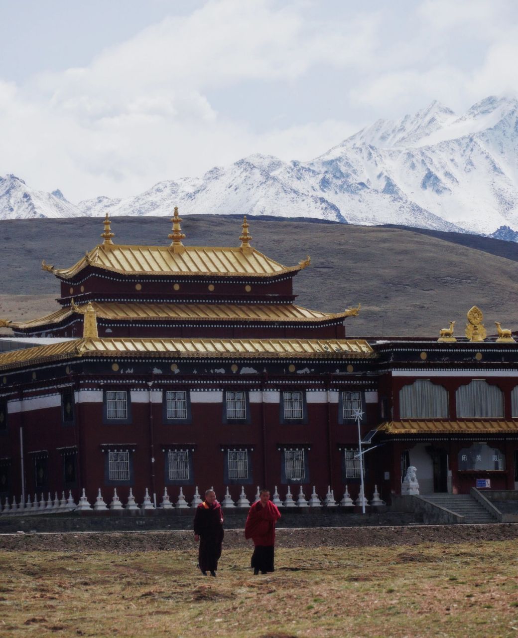 隐世于川西的木雅大寺 木雅大寺是一个集合佛学院,藏医院,觉姆庙,喇嘛