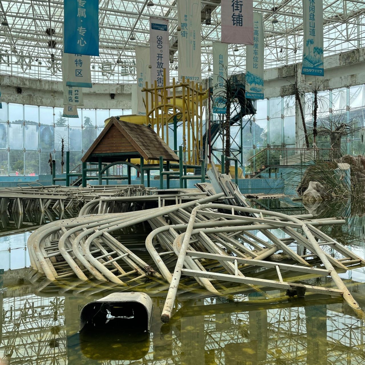 废弃水上乐园【x探险-17】 青岛废弃水上乐园,去年夏天去的,有人说像