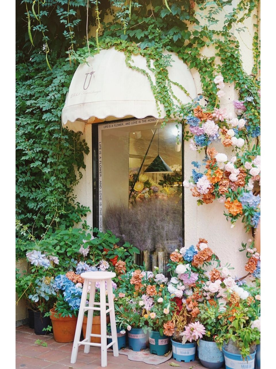 这是我见过的最浪漫的地铁口94 上海常熟路地铁站4号口,出来就是一