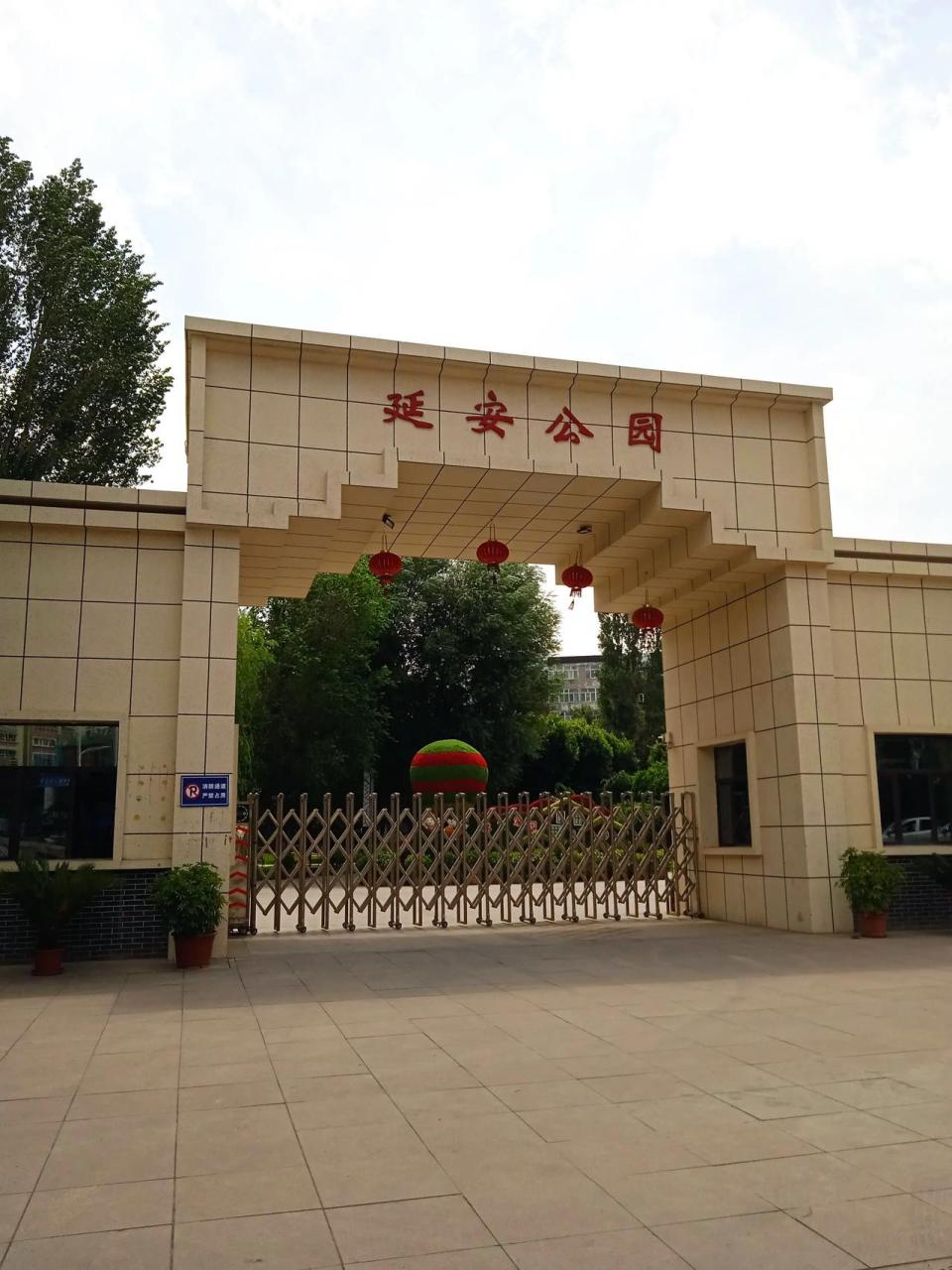 乌鲁木齐市延安公园里面的塑胶跑道真不错,红色和蓝色的跑道很干净