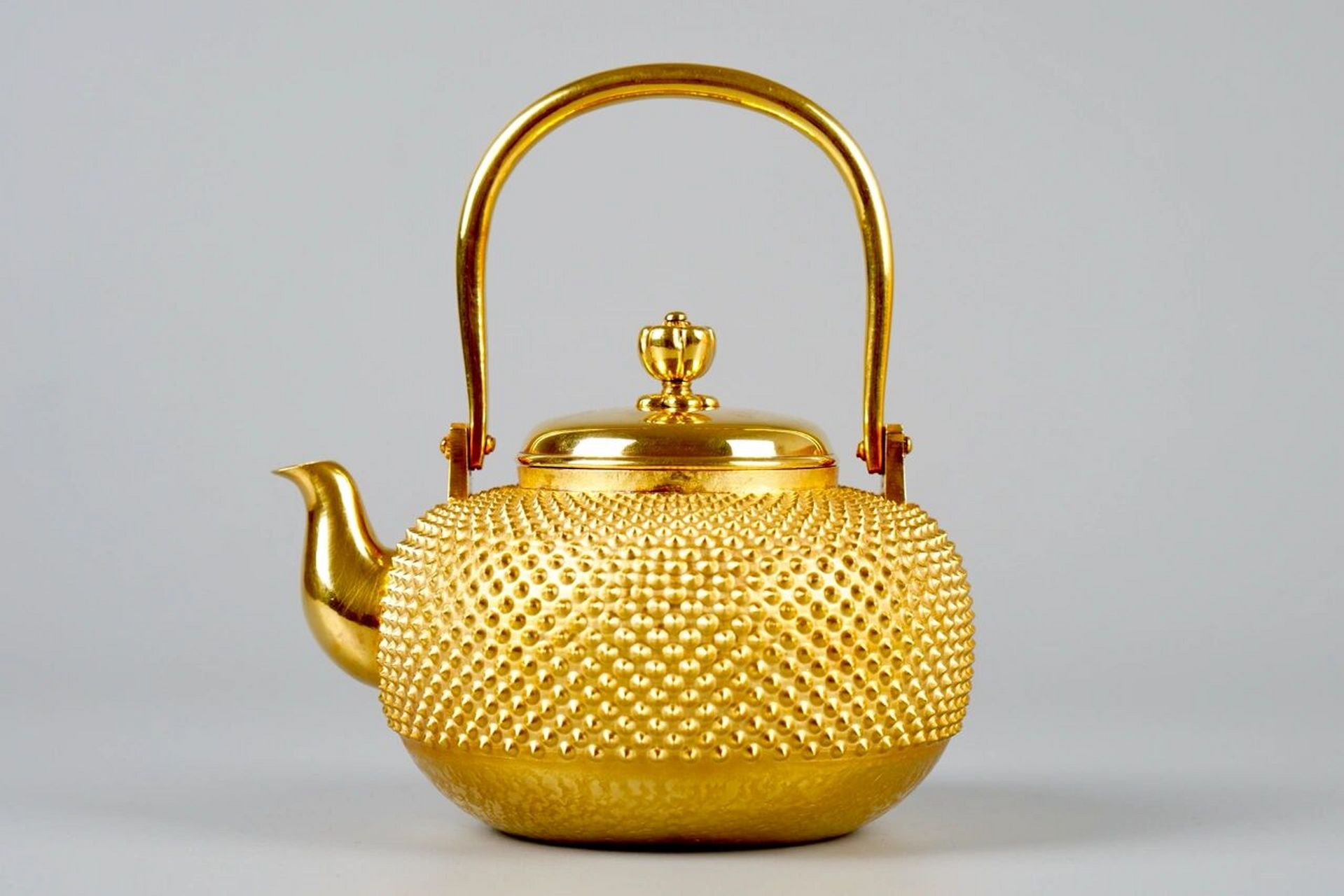 日本 昭和时期 雾霰纹纯金壶 重688g/容量1180ml 底部纯金落款,内堂