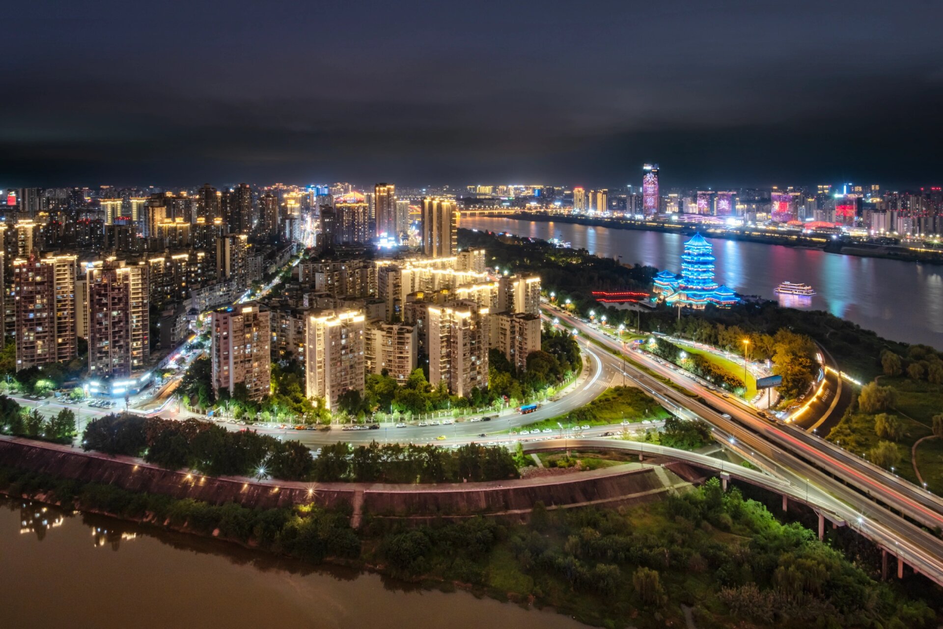 南充清晖阁夜景 历经五年打造的南充又一地标性建筑-清晖阁盛装亮相.