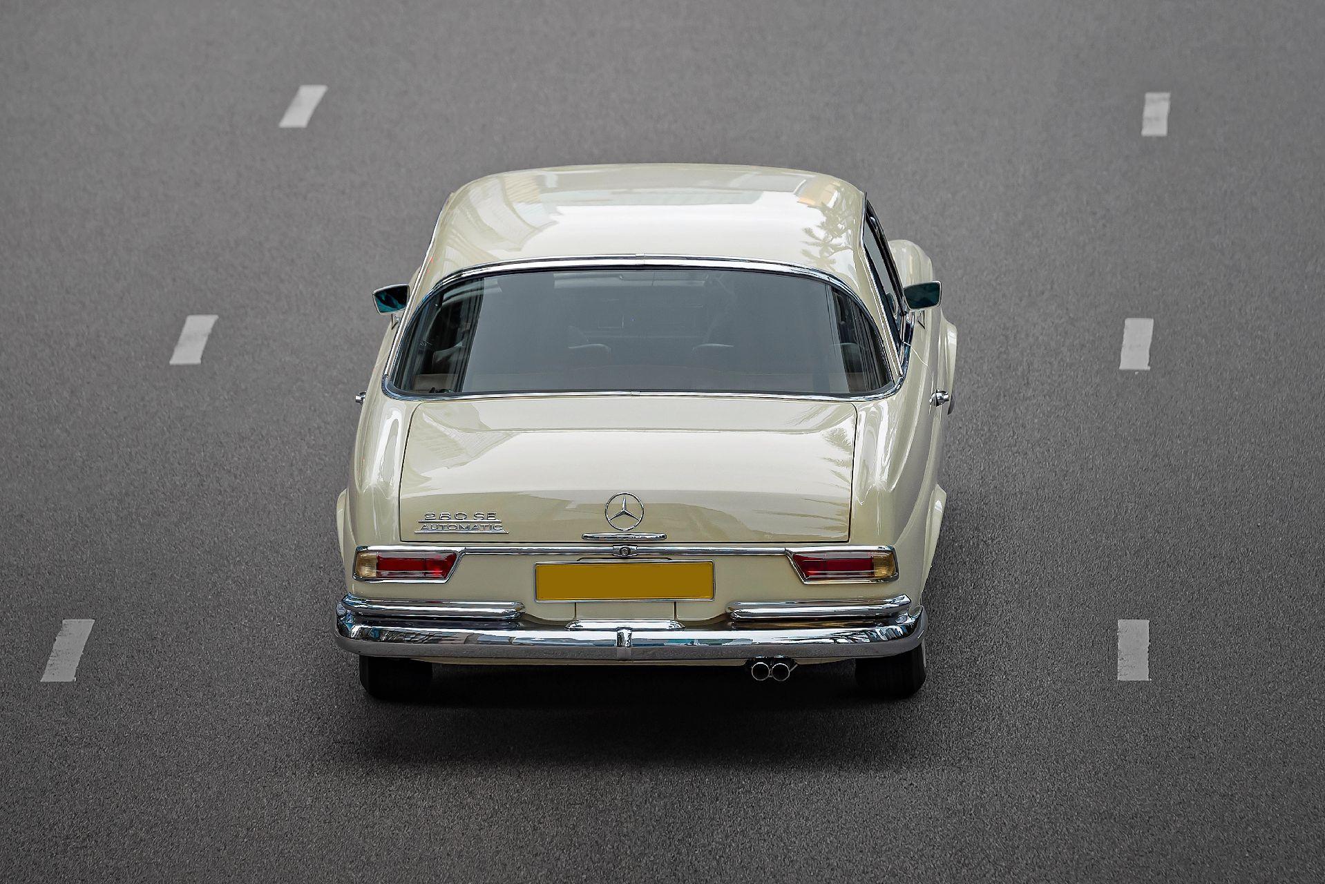 香港街头街拍经典的老爷车:奔驰280se.