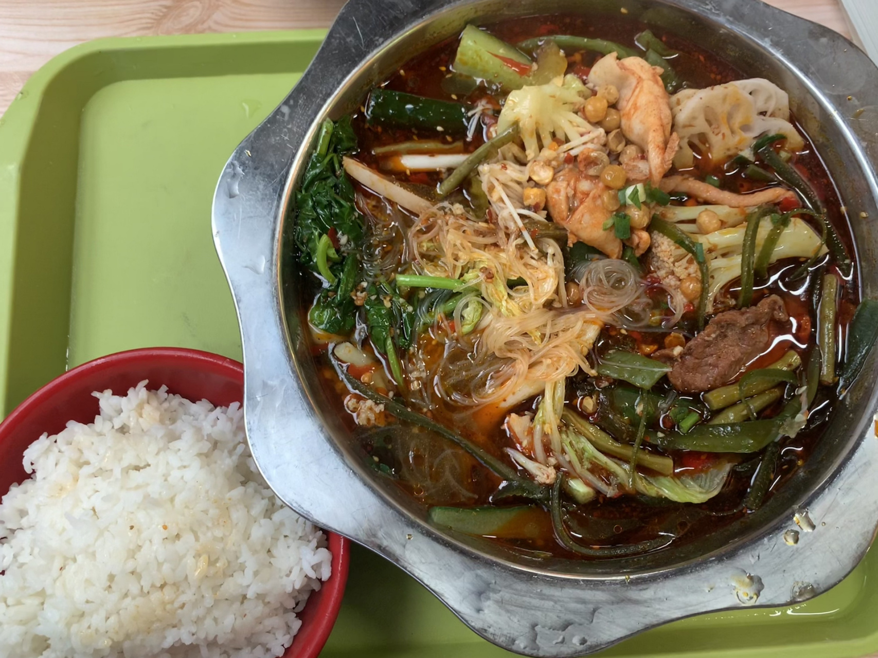 南充文化旅游职业学院    学校的环境还是不错滴,食堂伙食也还阔以,也