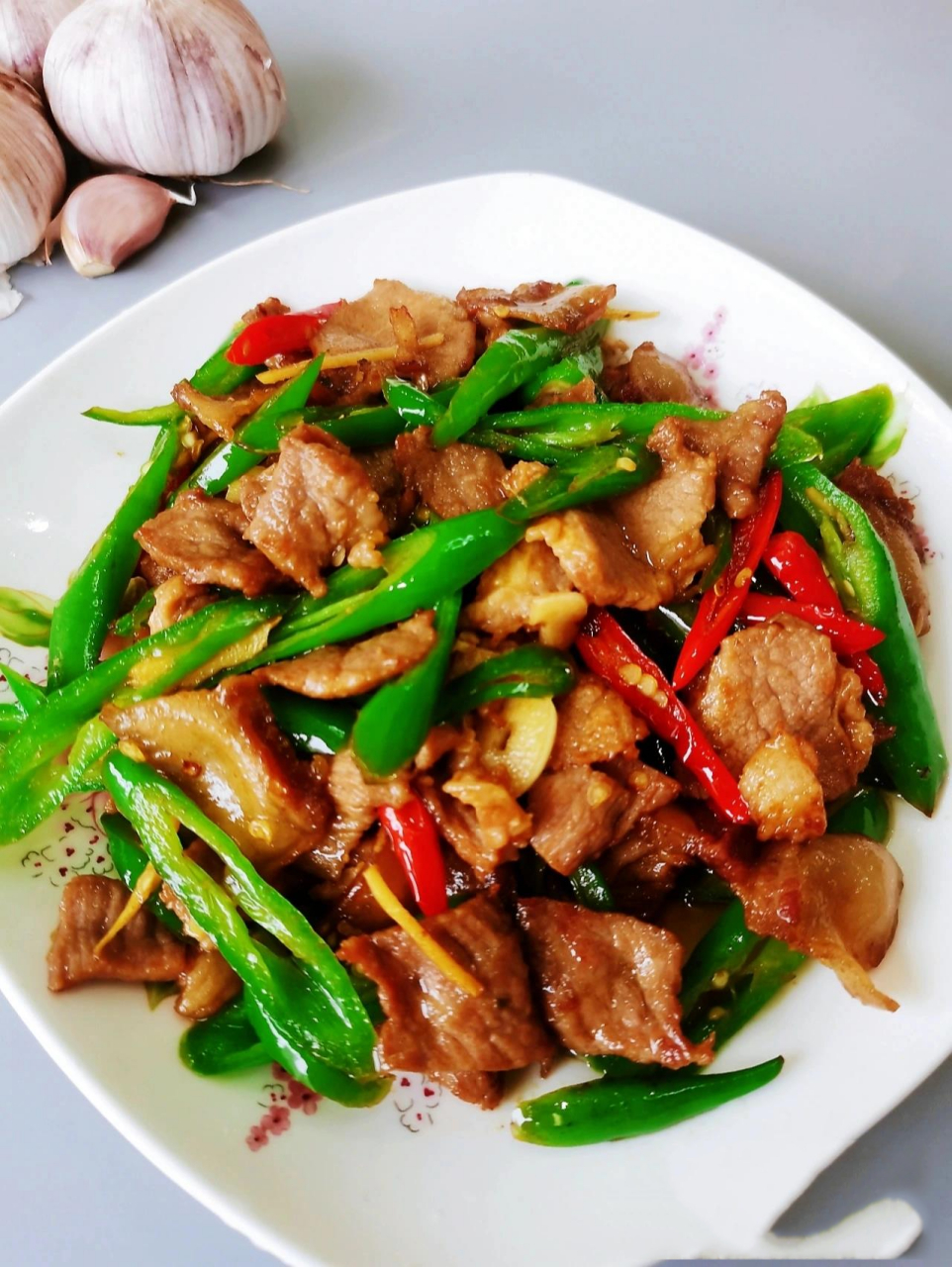 农家小炒肉家常做法,肉嫩鲜香～ 食材 主料:前腿肉250克,   青辣椒