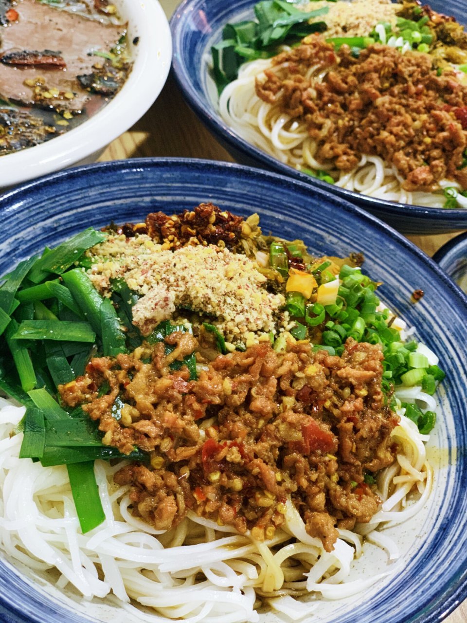 昆明美食|吃到超绝的曲靖蒸饵丝糊辣子米线 之前就一直在吃的一家蒸
