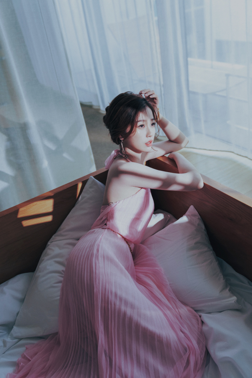 虞书欣夏日清凉穿搭,一身粉色吊带露背长裙,甜美亮相