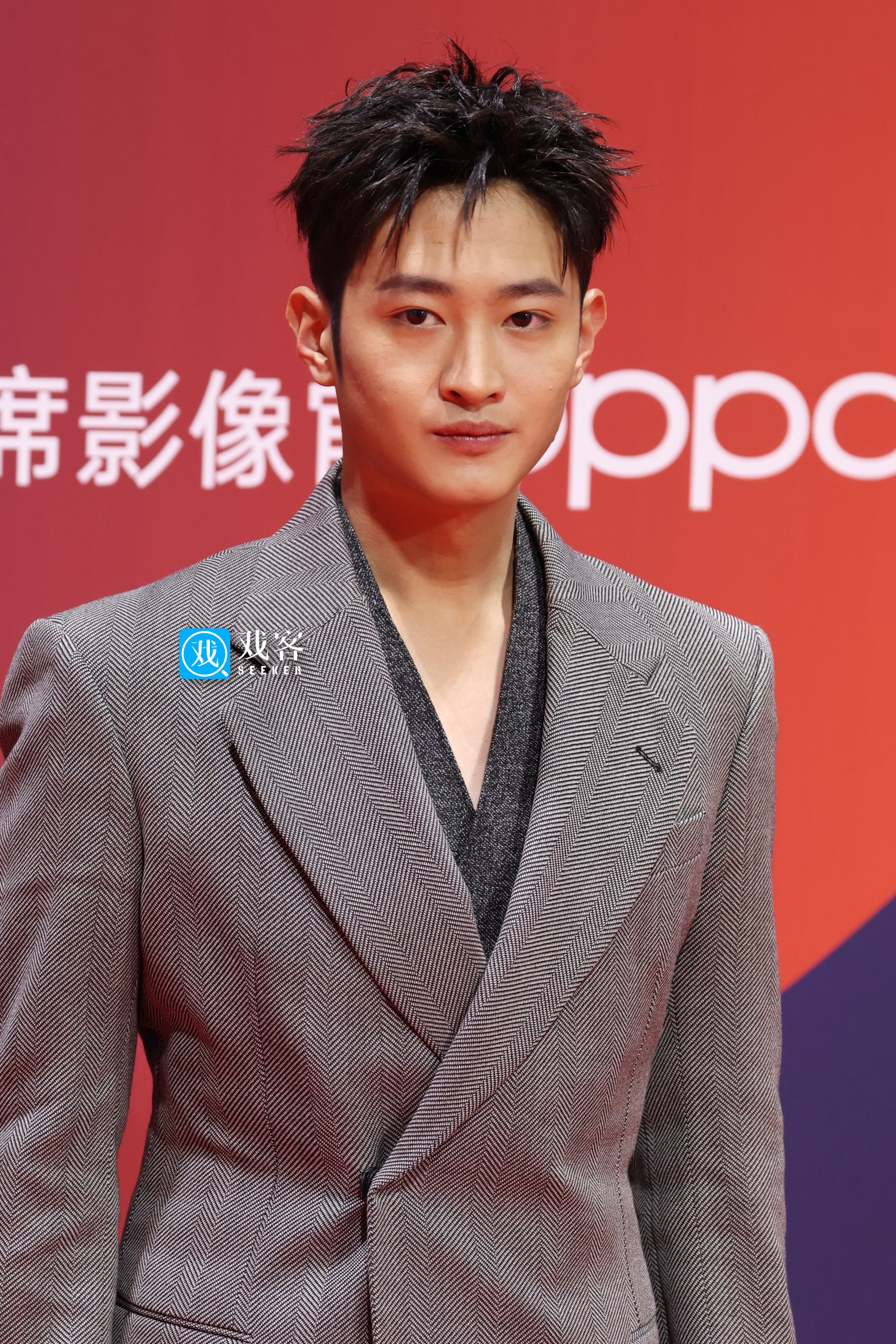 史彭元#腾讯娱乐年度盛典# 红毯生图灰色西装干练前刺