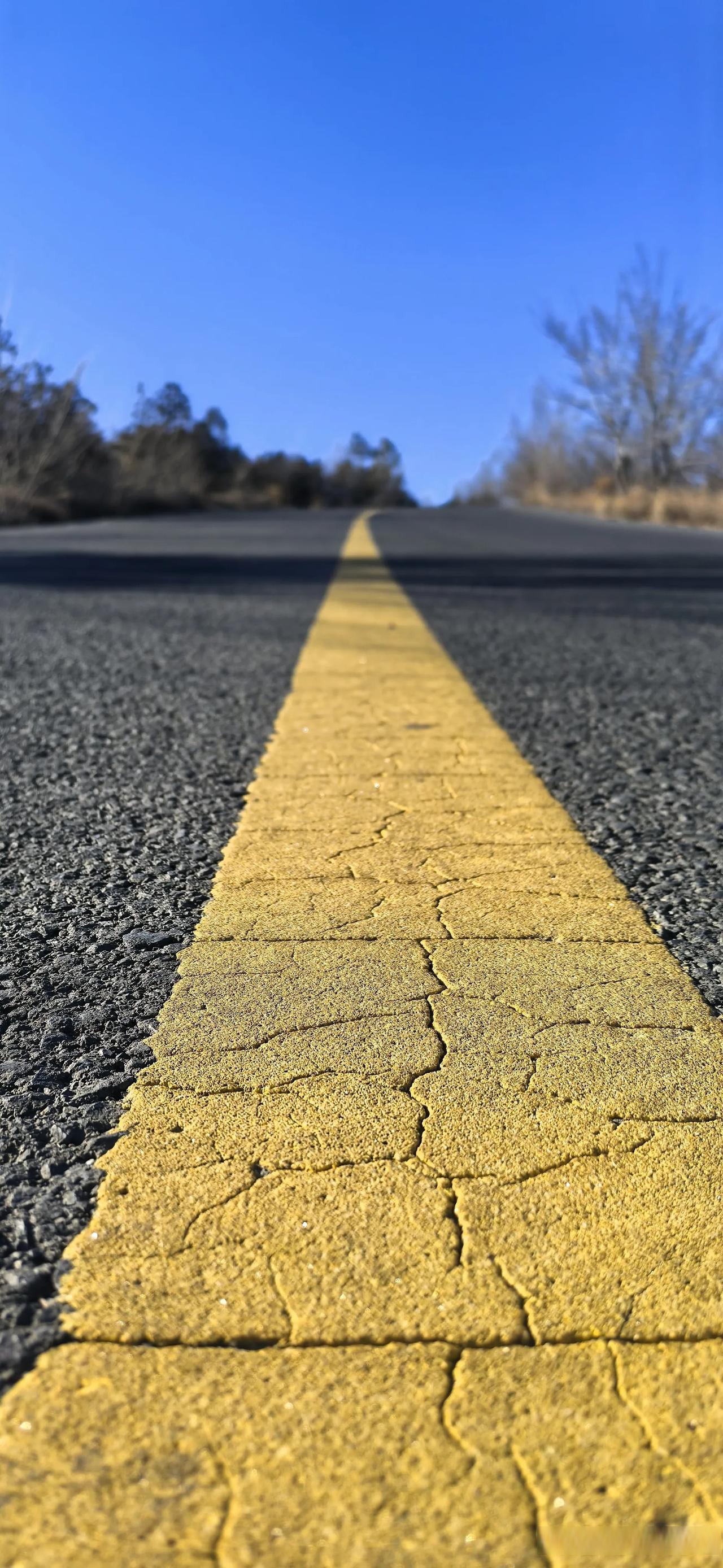 孤独公路,是一种独特的存在.黄线将其分界,两边是无垠的荒野