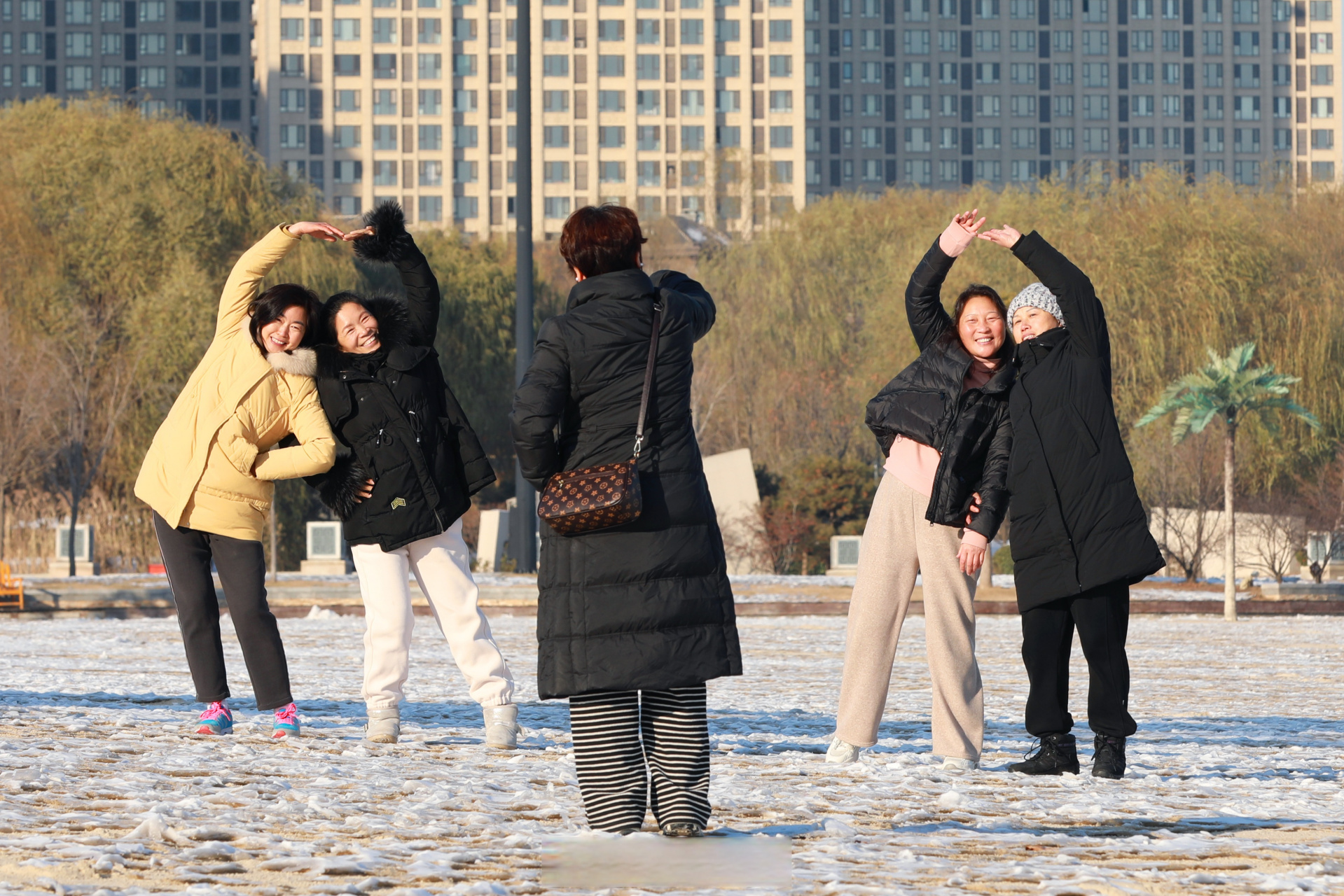 12月21日,天气晴朗,不少市民走出家门来到黑岗口调蓄水库,感受冬日