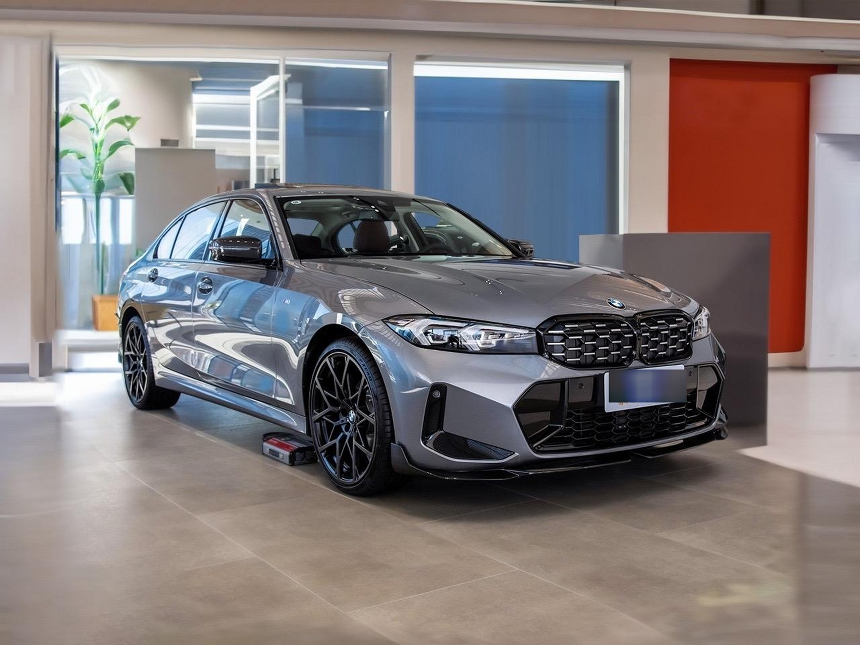 坐标:苏州 车型:2024款 宝马352li m运动曜夜套装 颜色:摩天灰(外观)