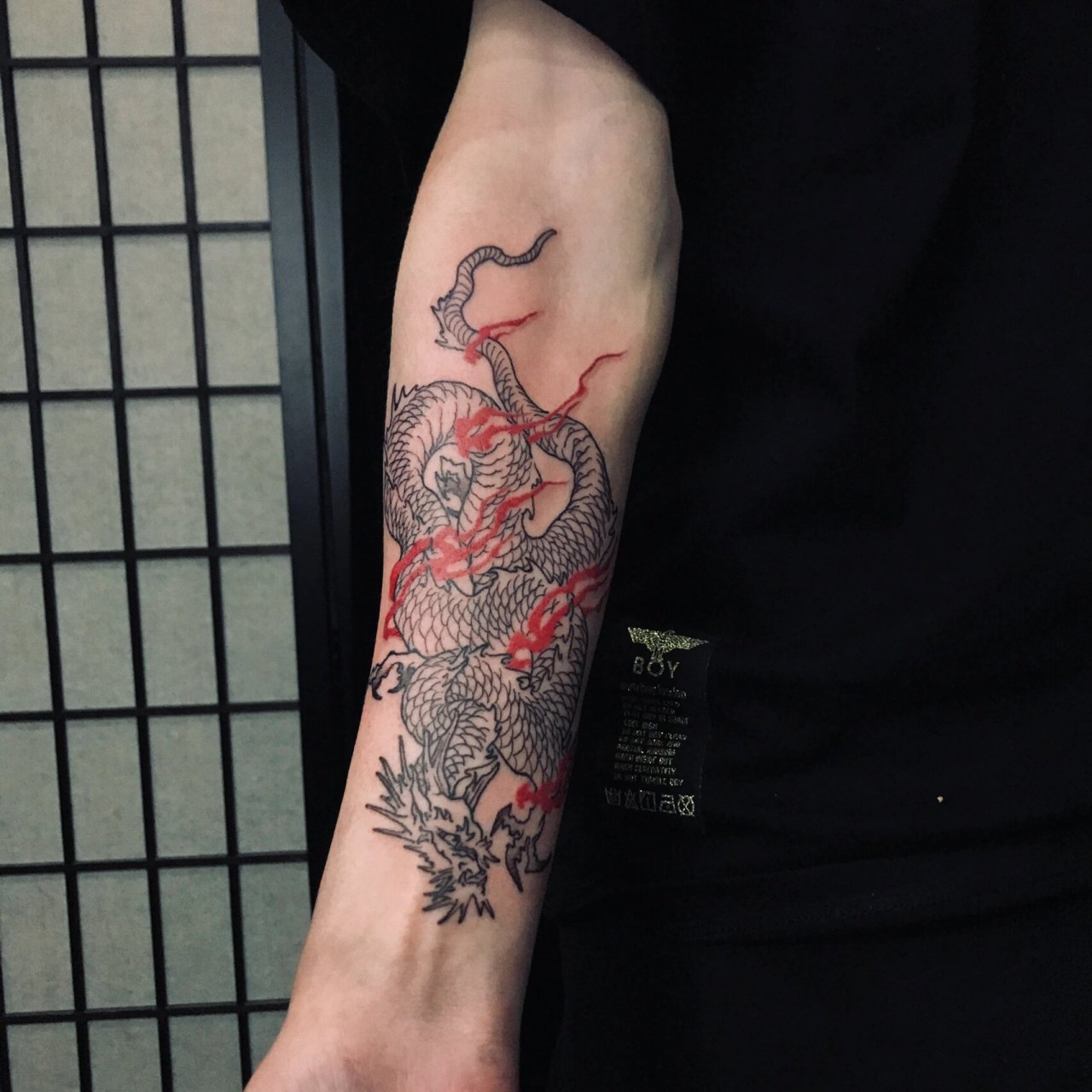 小臂龙纹身 搞条小龙护体,这个风格简约不失精致