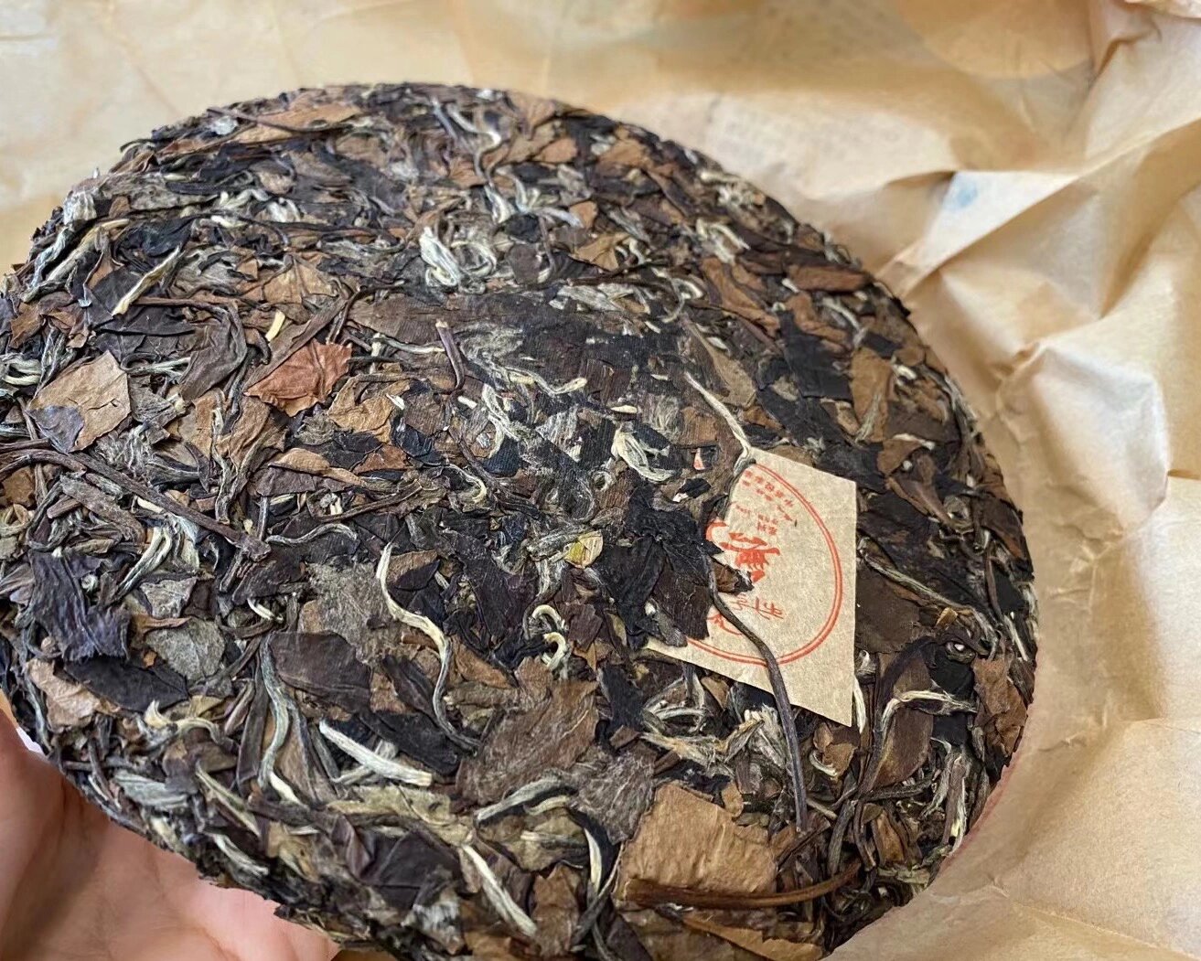 8饼/提 原料选用福鼎市太姥山麓的磻溪,点头和白琳三镇,茶菁梗,叶,毫