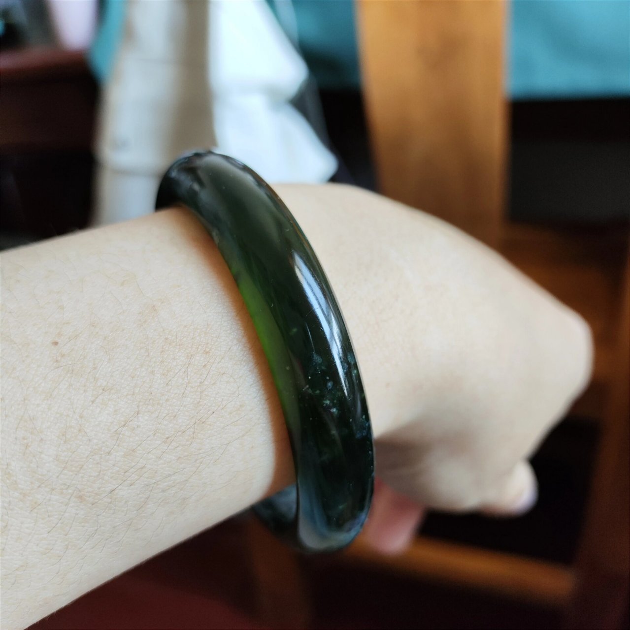 501起光了~ #岫玉手镯# #岫玉501# 又养了几周,渐渐有光感了.