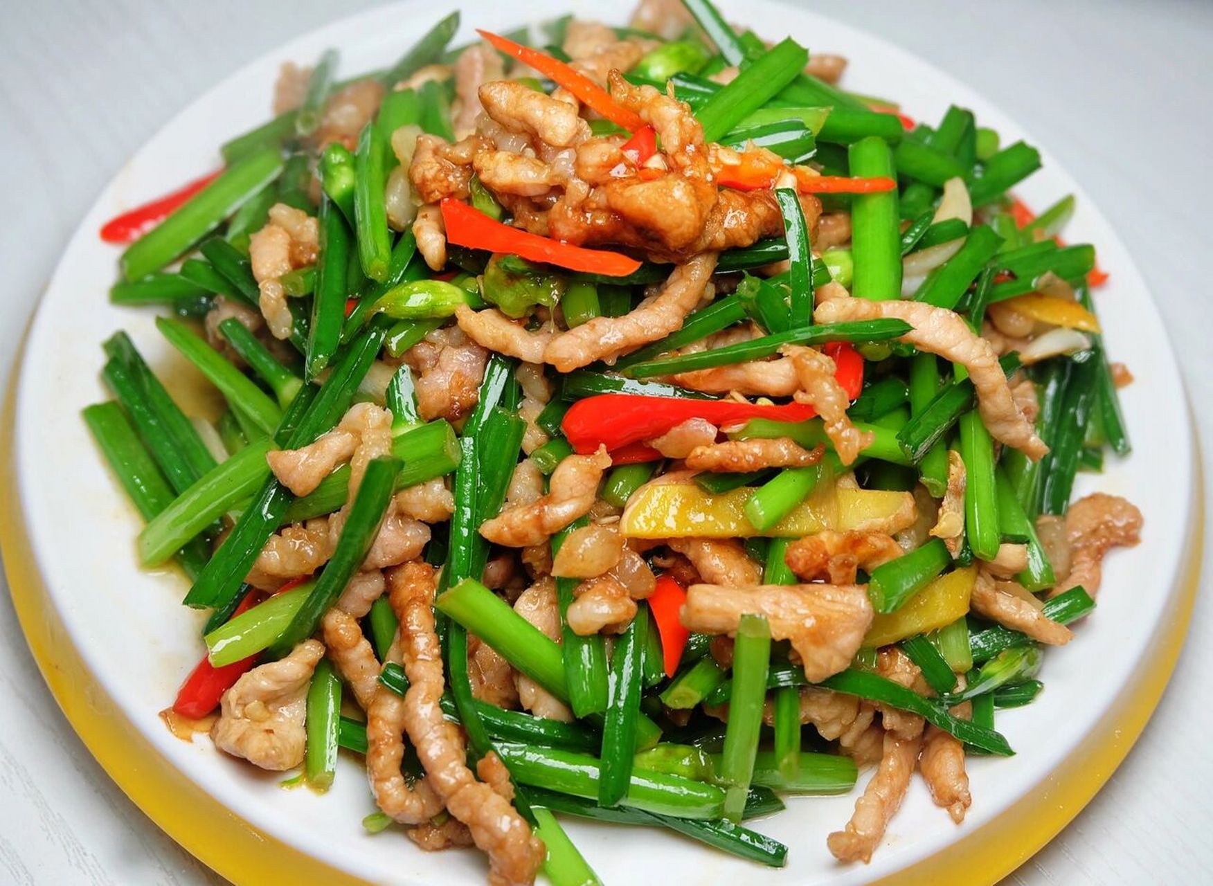 炒肉丝绝绝子7515 96食材:韭菜花,肉丝,小米辣,姜