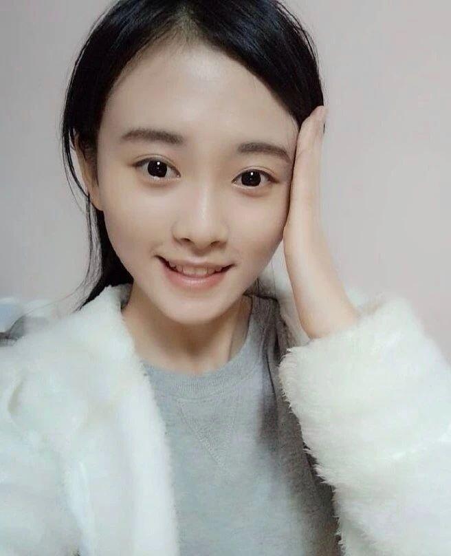 鞠婧祎早期,她的胎毛刘海这时候就有了