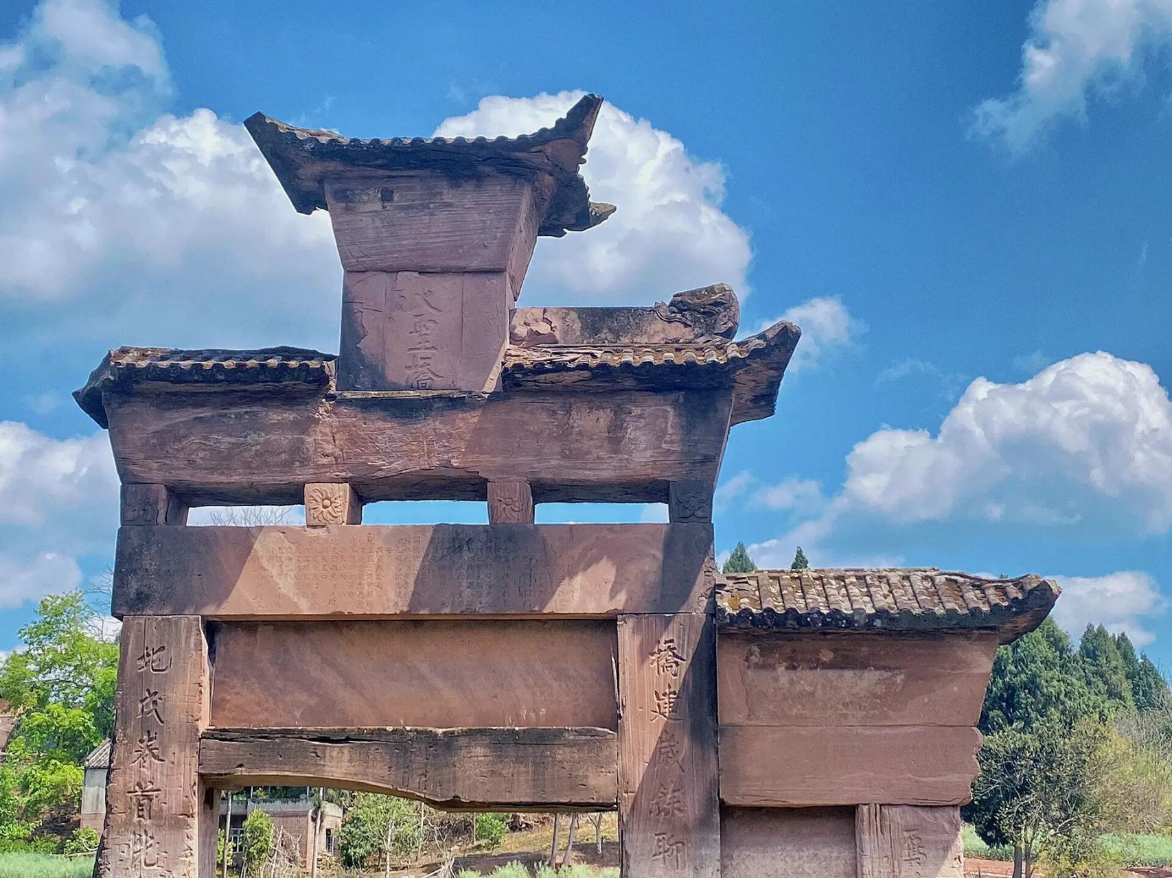 大圣桥牌坊位于资阳市雁江区中和镇,建于清代,坐北向南,为四柱三间五