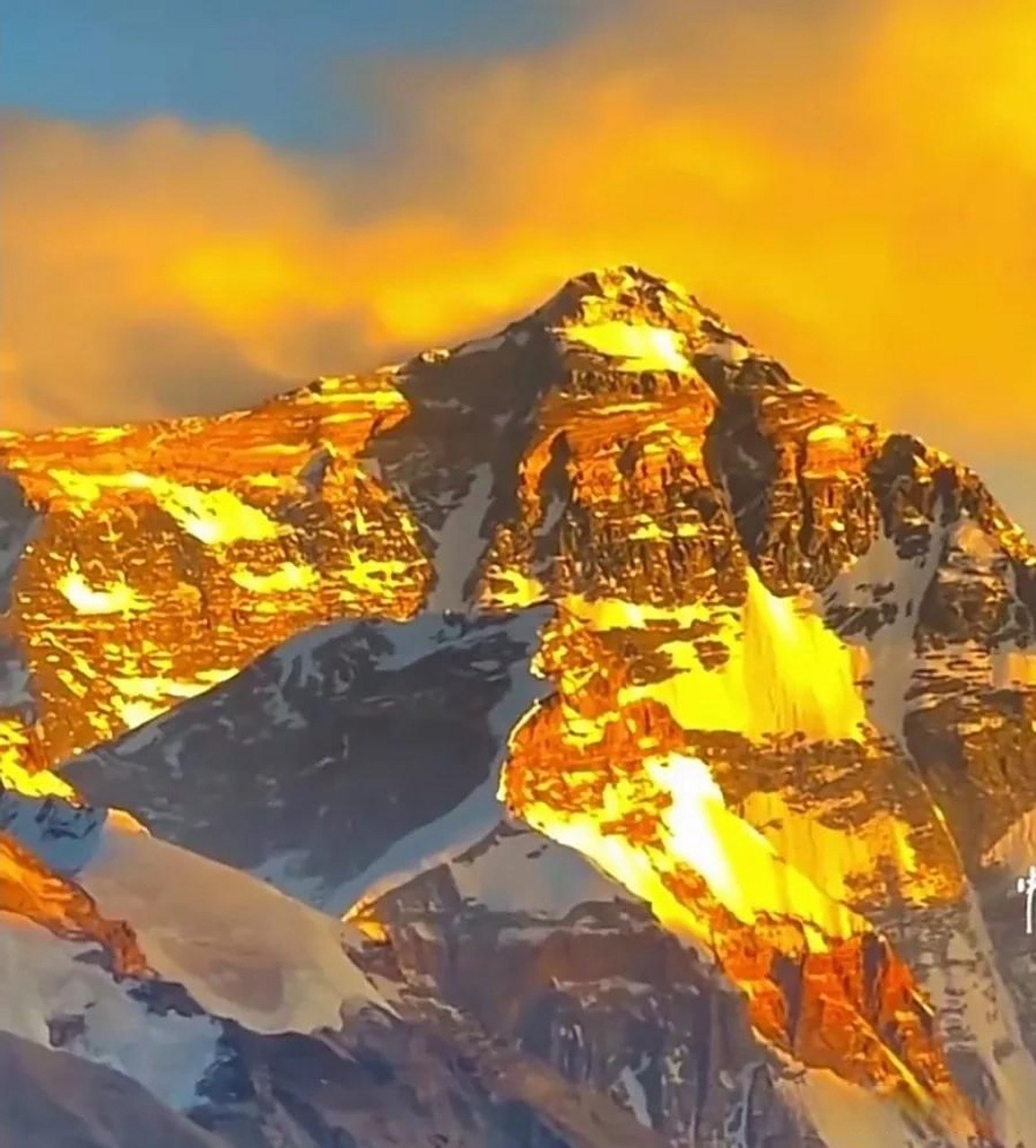 科普:太阳刚升起,照射在雪山上,山体呈现金黄色,看上去像金子发光