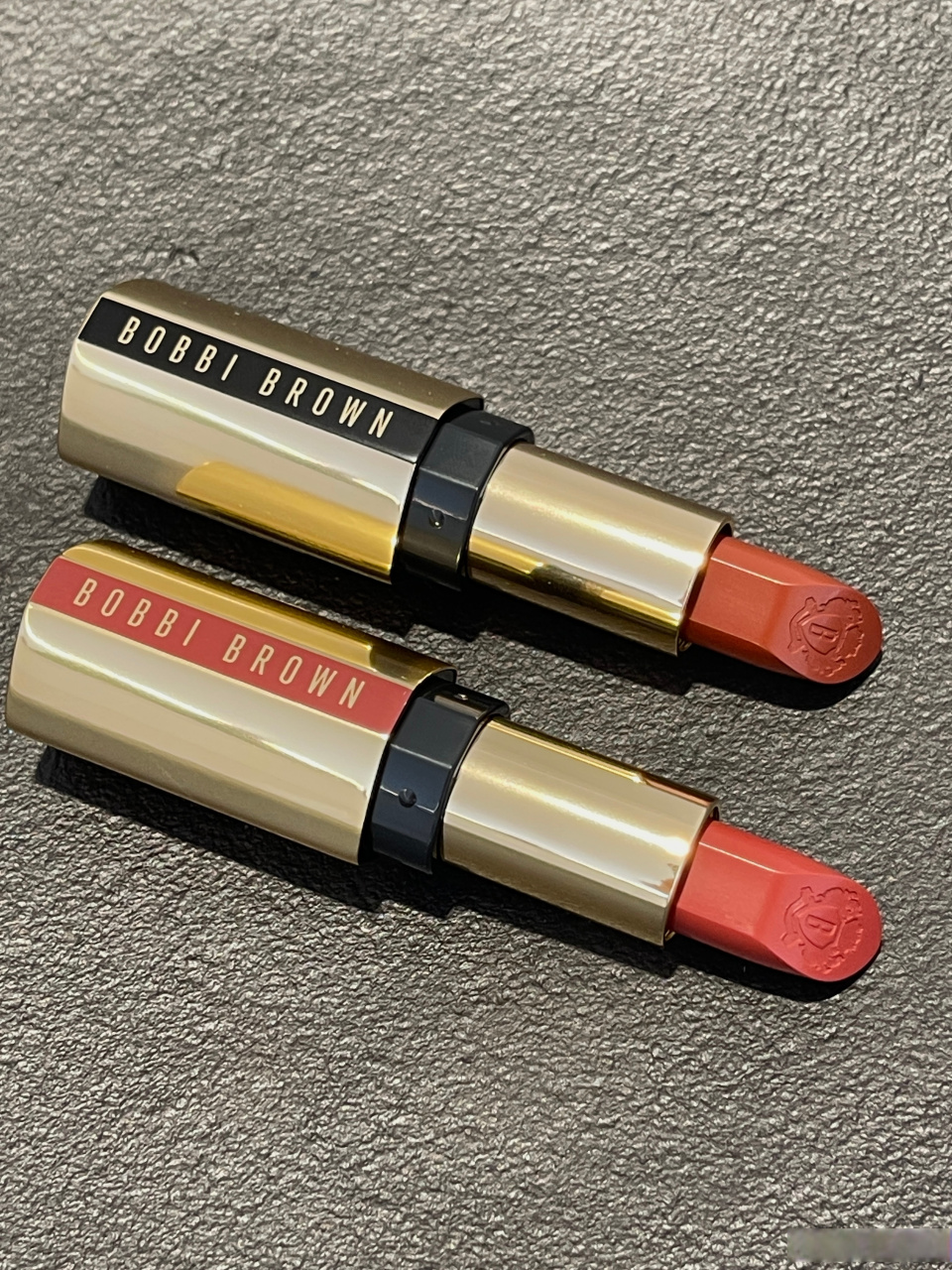 芭比波朗纯色奢金唇膏全新升级,主打缎光质地,情人节限定01 claret是