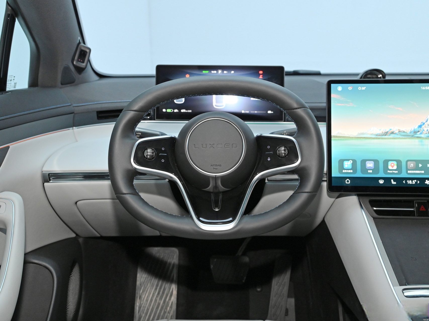 不理解为什么把方向盘设计成扁扁的椭圆形,好丑啊有没有.