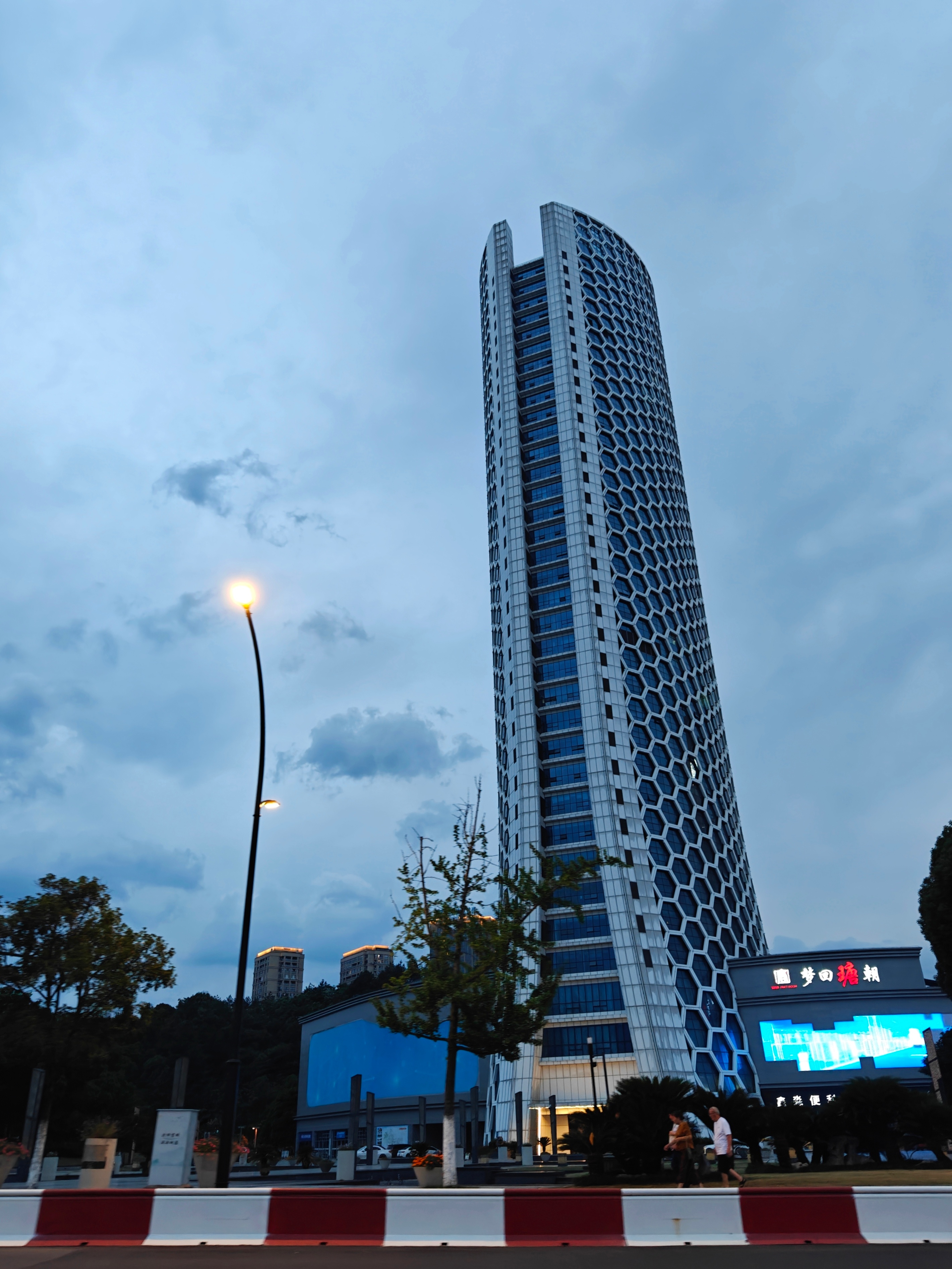 桐庐县荣正财富广场这个建筑的设计灵感是ps5 蜂窝铝吗?