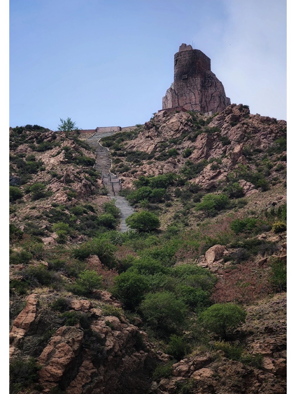 包头沙尔沁莲花山在东河区,位于中铝包头铝业东七公里处,有明显屡牌