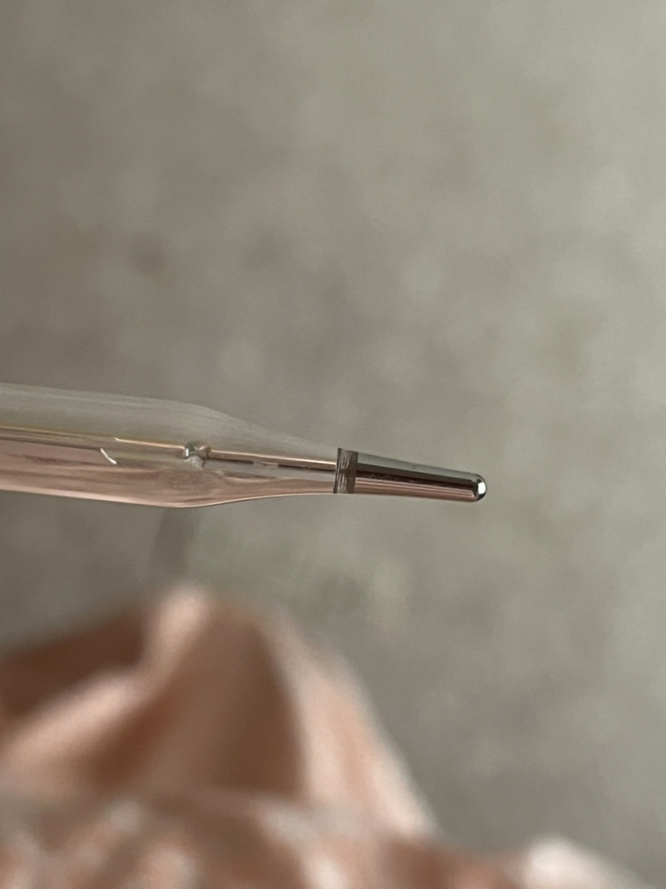 请问水银体温计这样是坏了吗