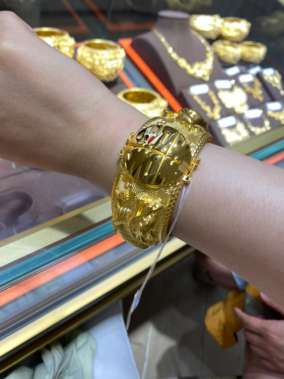 香港周生生,周大福,六福珠宝,金至尊买金 今天又当了一回特种兵,去到