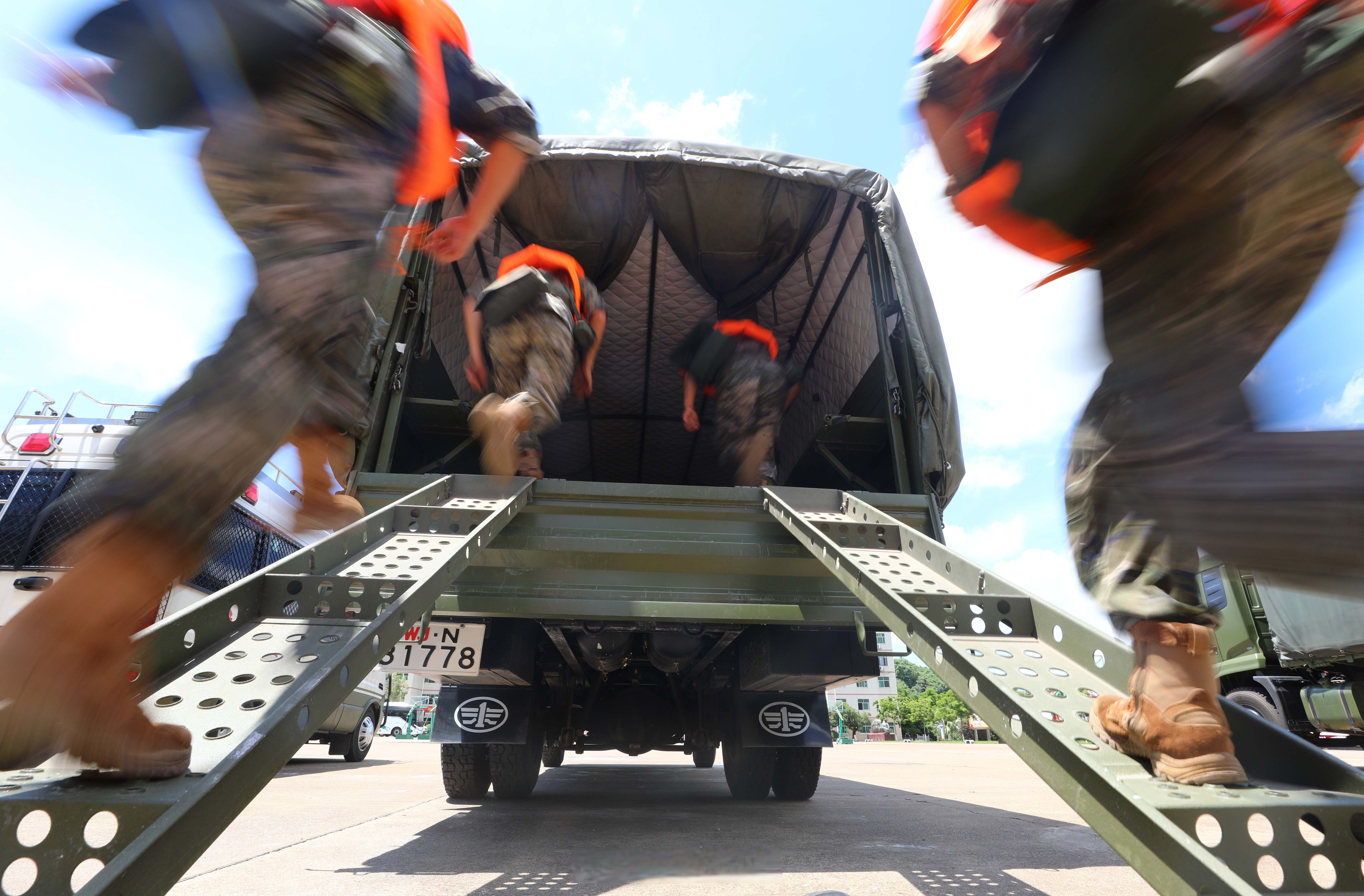 【洪水退去,#武警官兵全力奋战清淤一线#