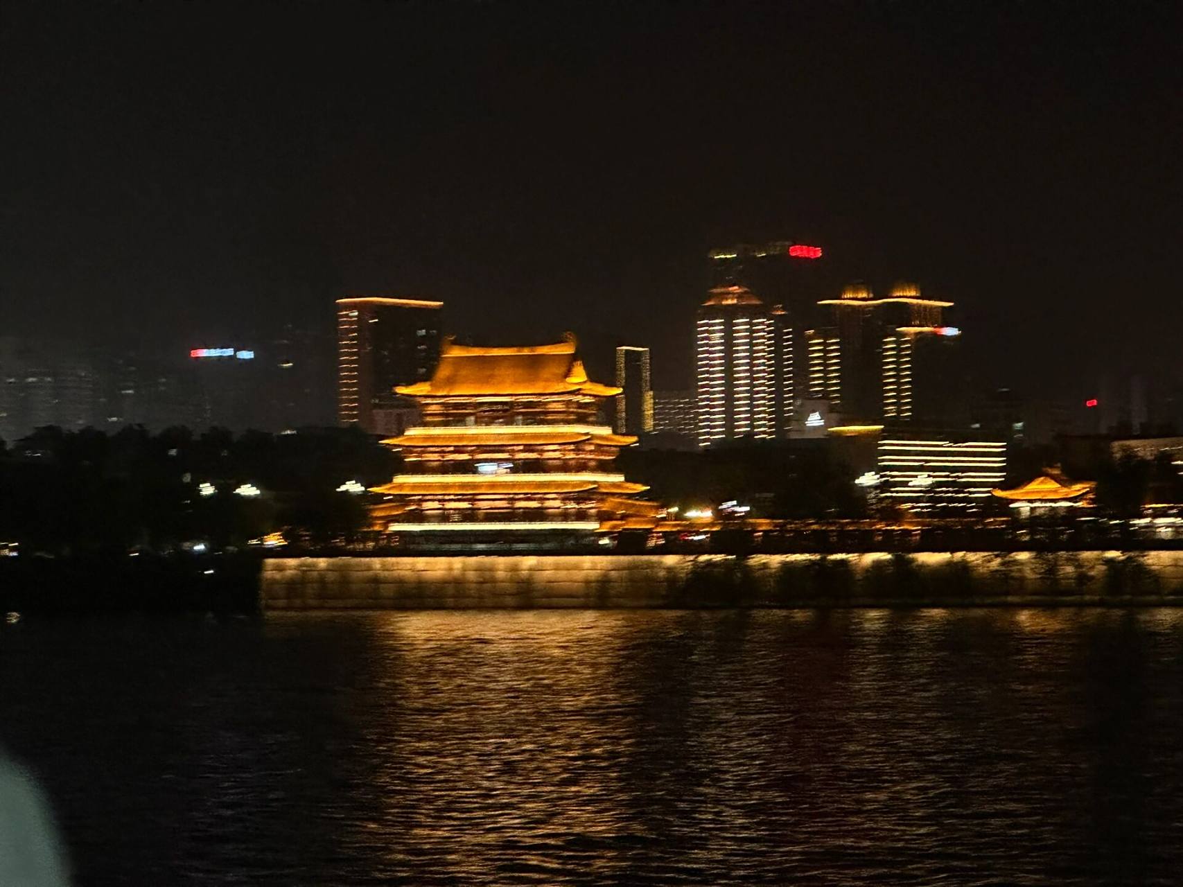 晚上的橘子洲头感觉更好看!