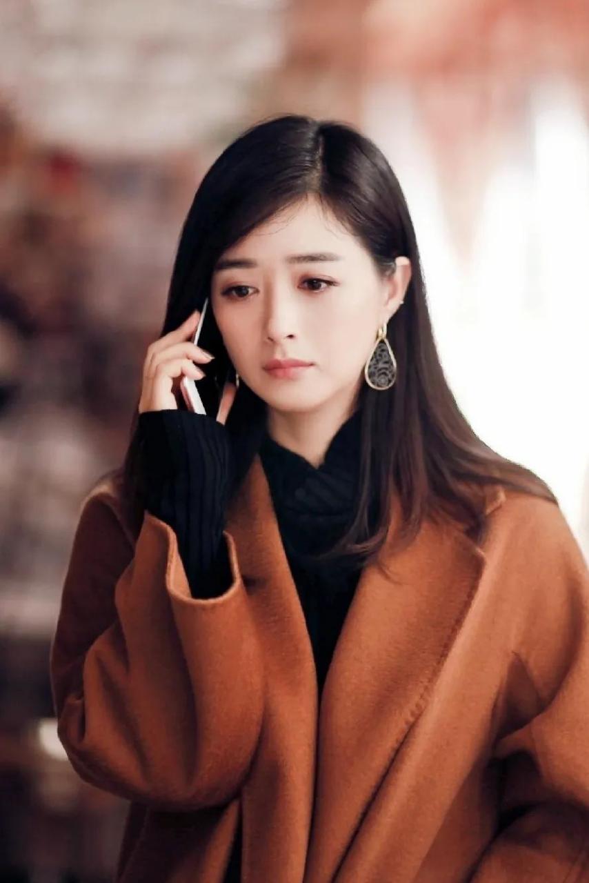 樊胜美在原生家庭的条件下,独立又脆弱,同时又有着可爱的一面.