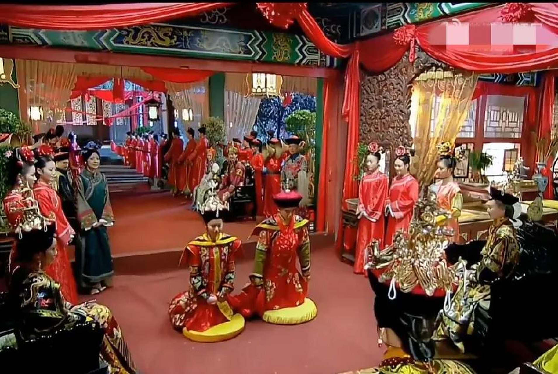 在新还珠格格中,永琪和欣荣结婚叩拜高堂,居然是皇上和愉妃坐主位