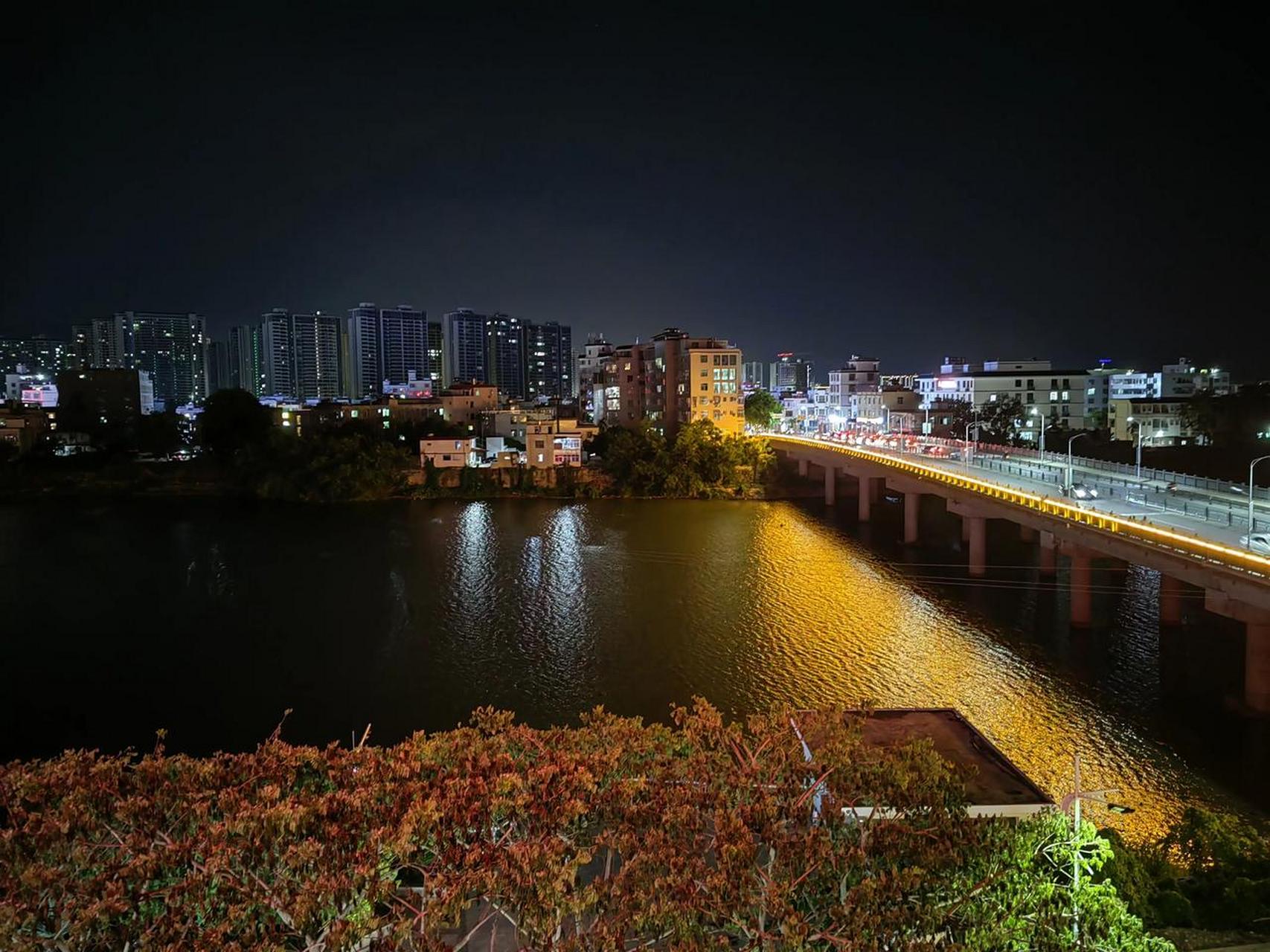 酒店节日里并没有涨价,房间望出去,就是宁远河,夜景尤为震撼.