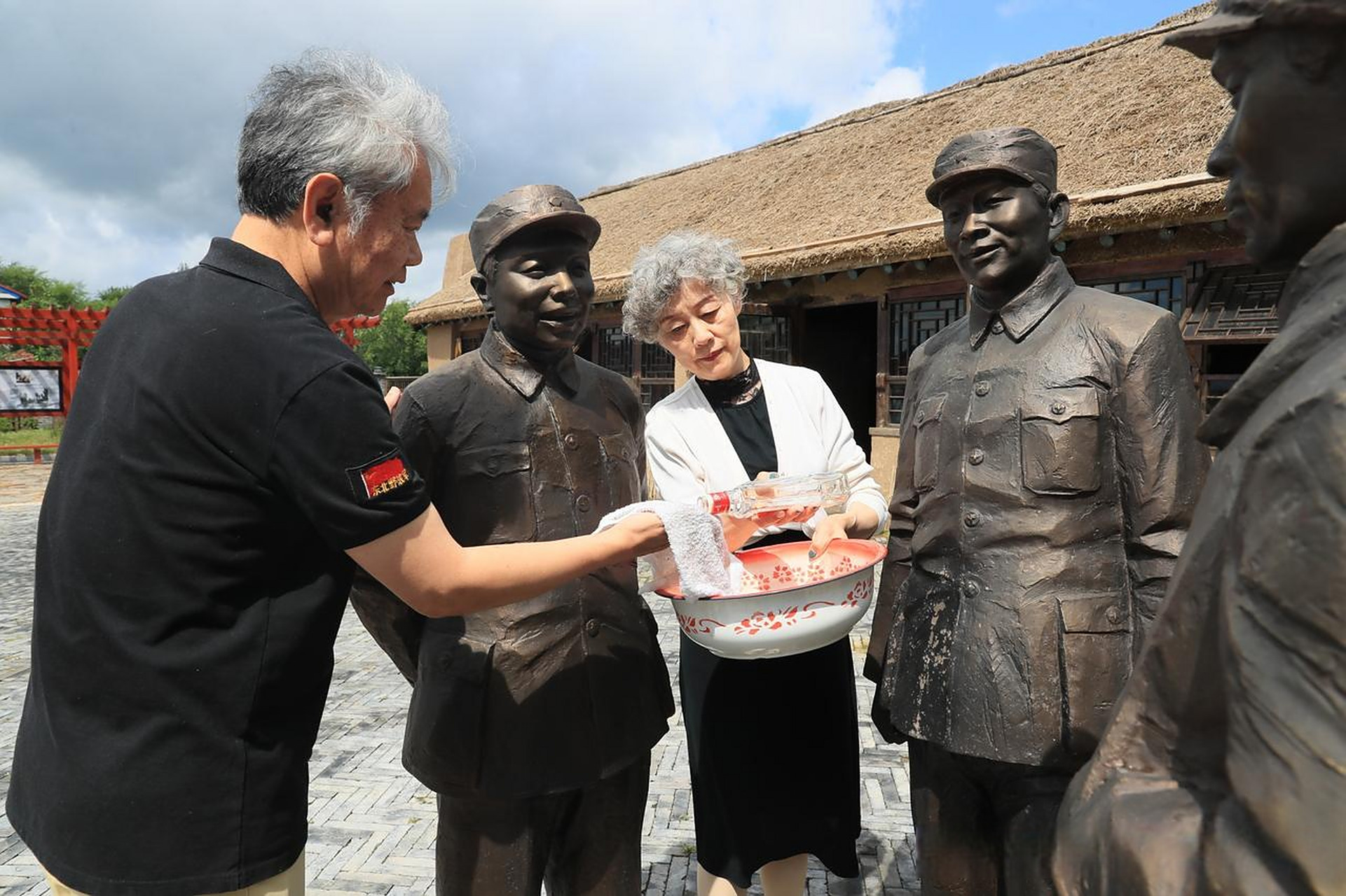 指挥所内立有"和平之约"铜像,生动讲述着发生在肖华,肖劲光和曾泽生三