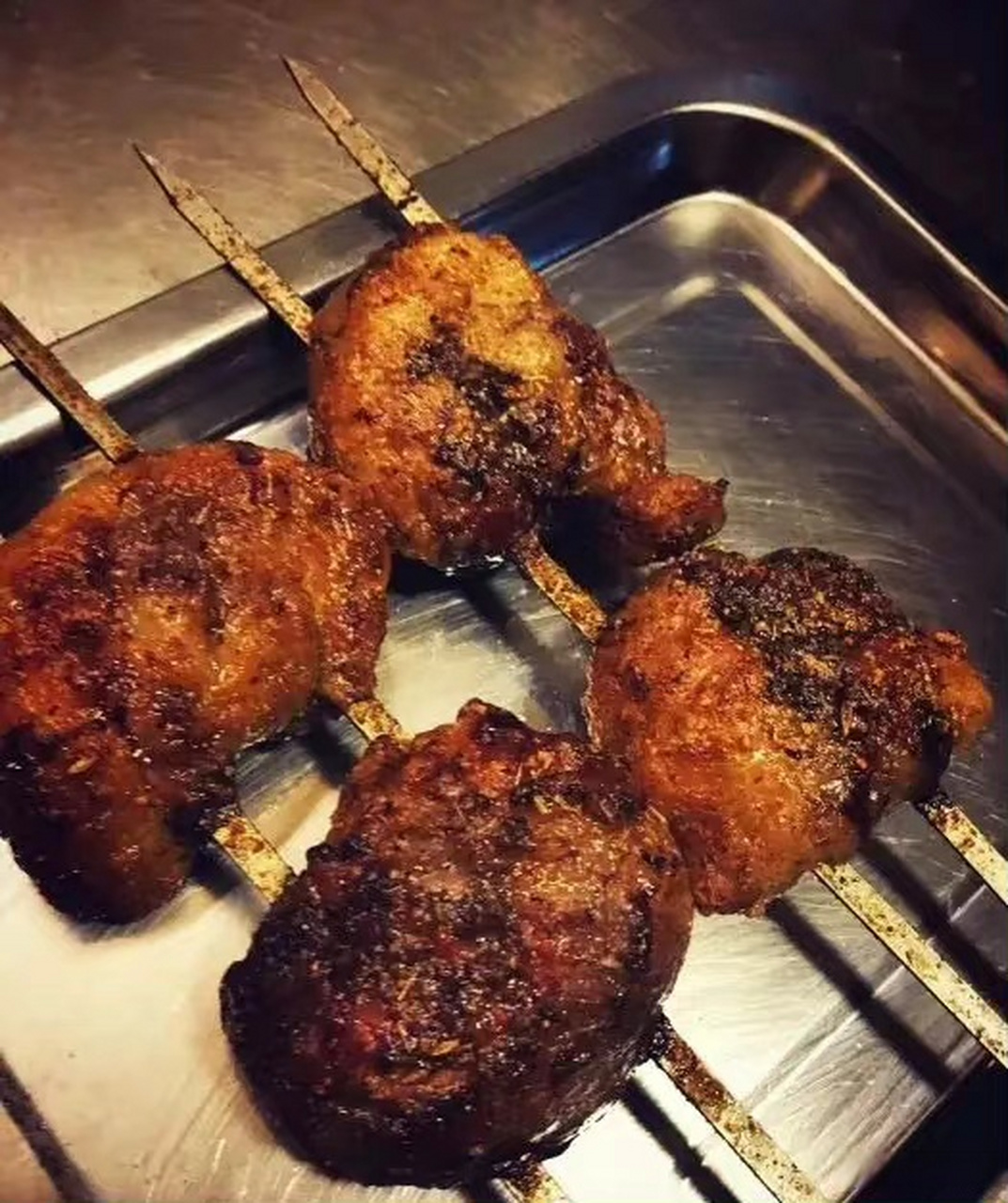 一个腰子,中间切成两片,穿一个串上,烤的时候要硬火烤,硬火就是碳最