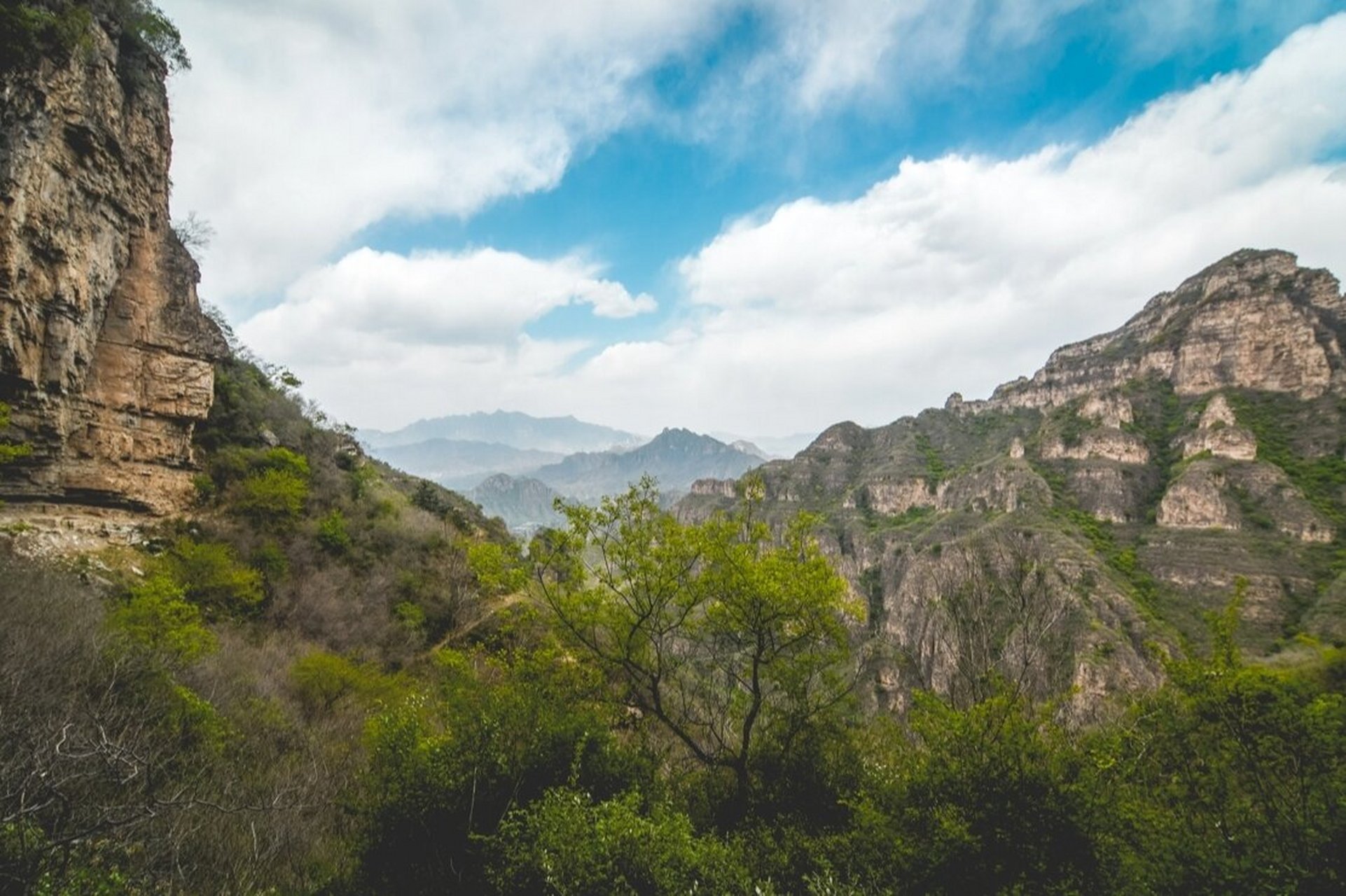 保定唐县鹤峪口,可从"茶叶庄村"和"半沟村"两个节点进行环穿.