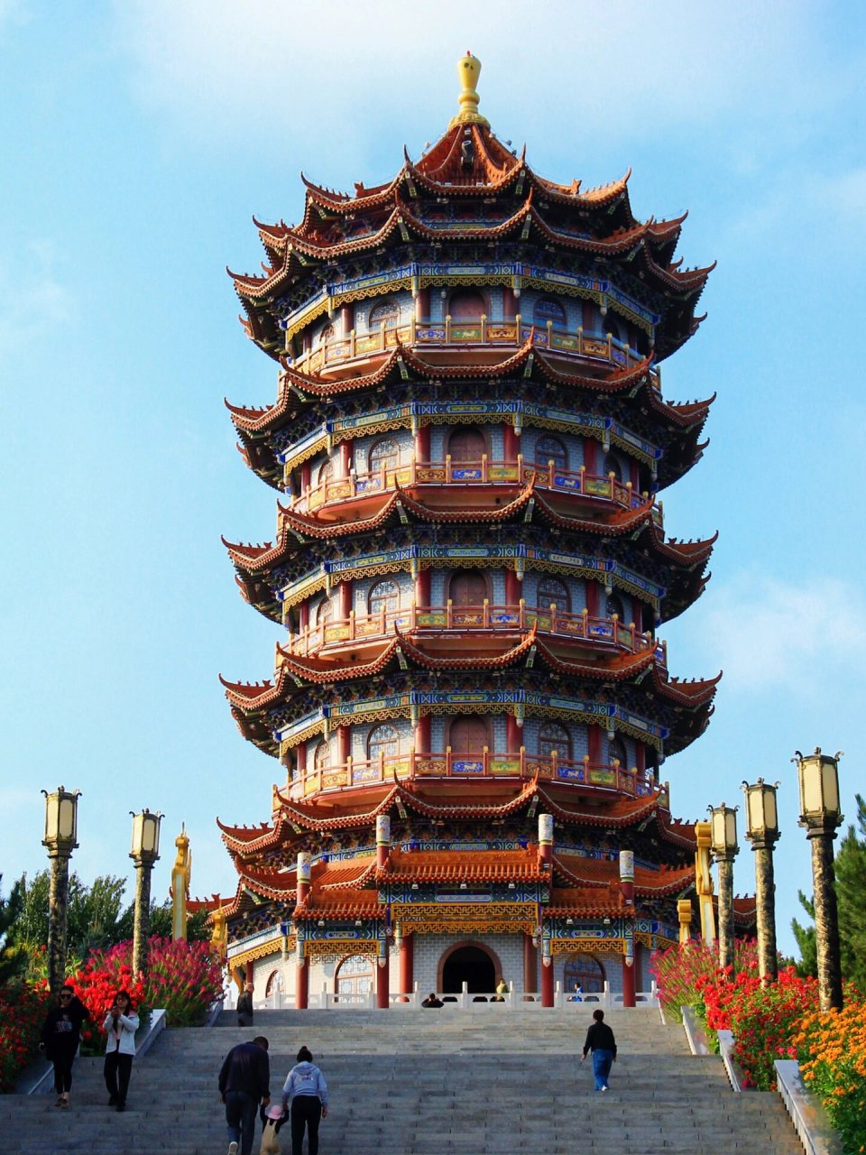 城市中的仿古高楼-凤凰楼 白泉山公园位于集宁新旧区交接处,是"一山隔