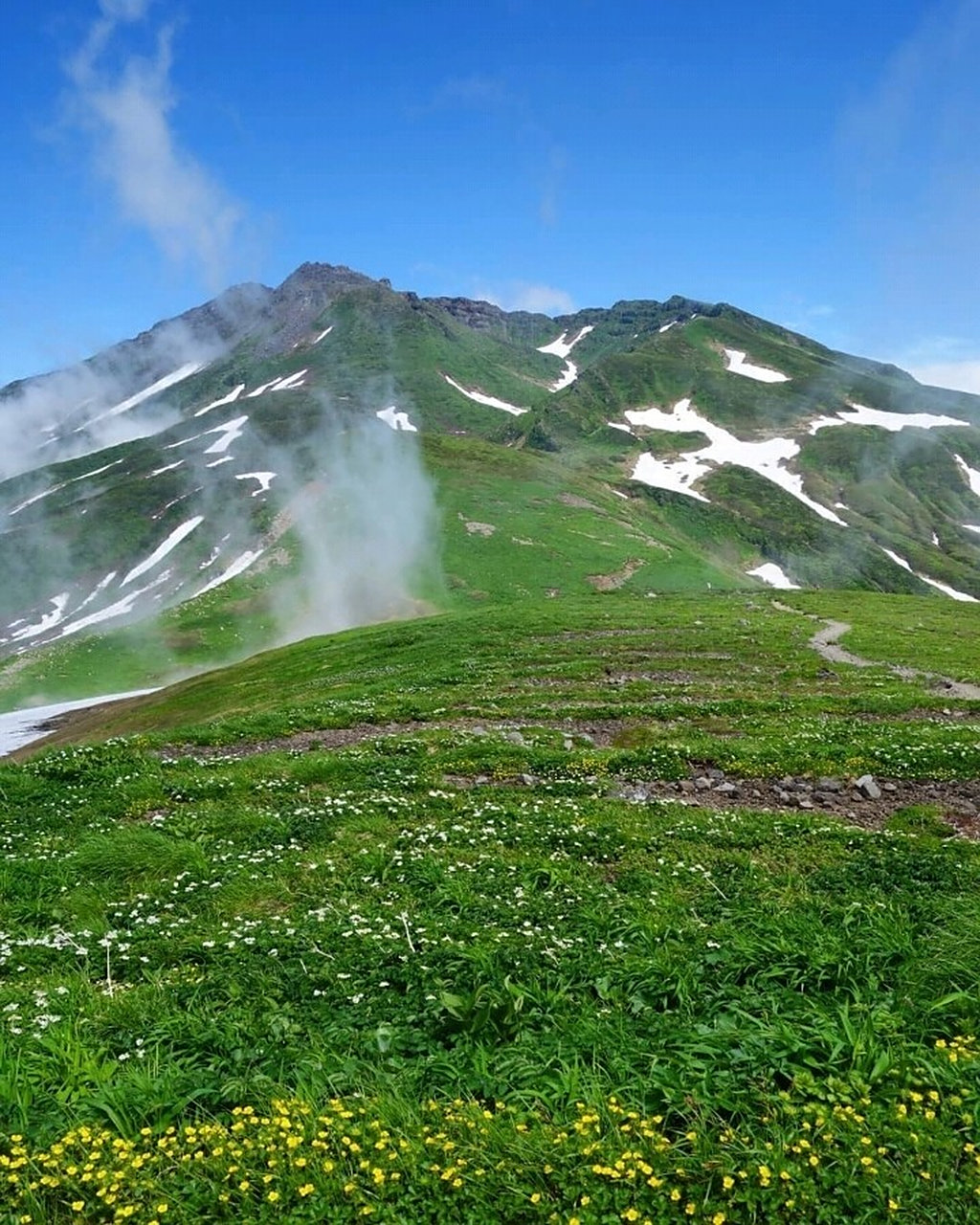 鸟海山是一座跨越秋田县和山形县两县县境的活火山,其山顶位于山形县