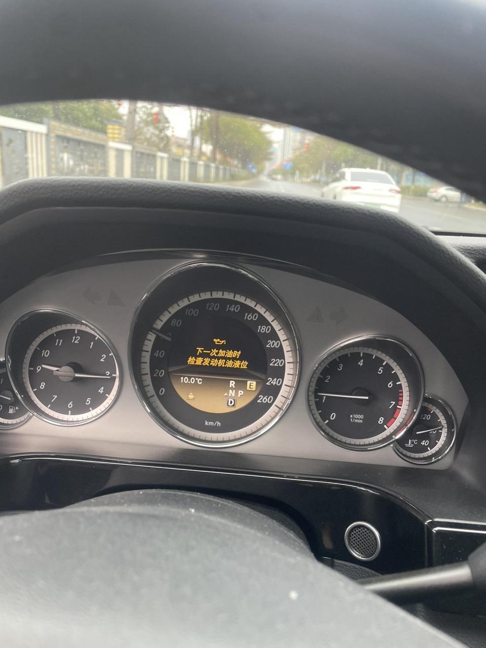 奔驰e300l,仪表提示检查发动机油液位.