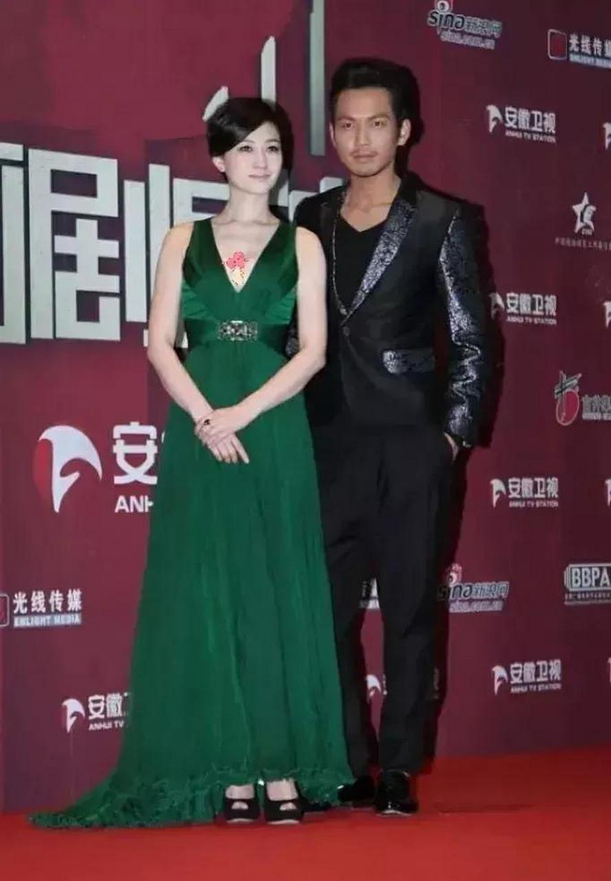 李小冉和钟汉良昔日出席国剧盛典罕见同框,白得透亮,黑的健康,一黑一