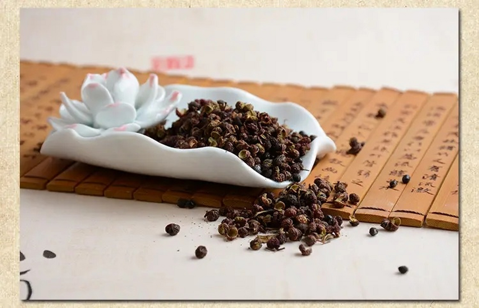 前胡医生讲中药丨蜀椒 蜀椒又名川椒,为芸香科植物花椒的果皮,因其生