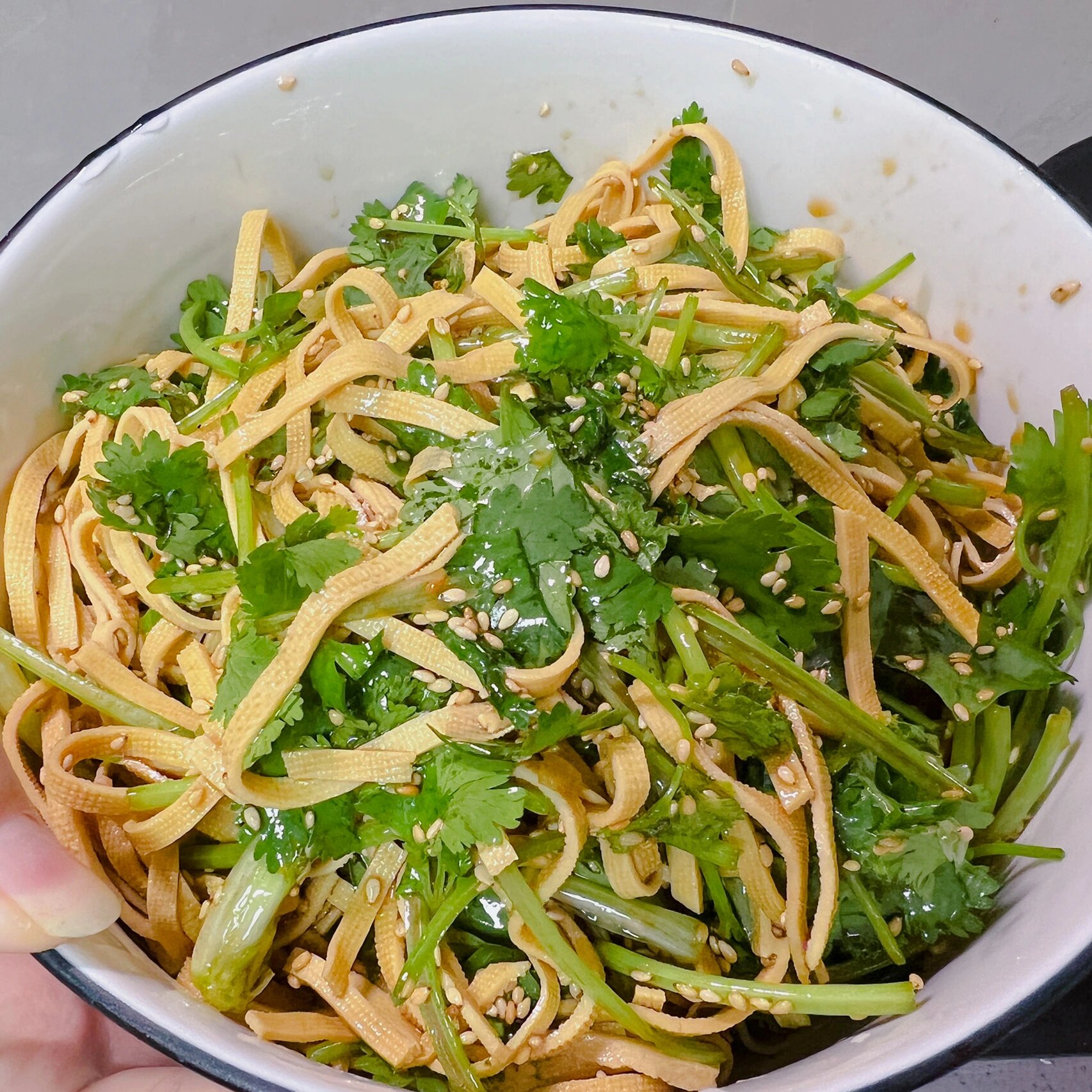 今日份晚餐:凉拌香菜豆腐丝 配料:豆腐丝,香菜,白芝麻 1.